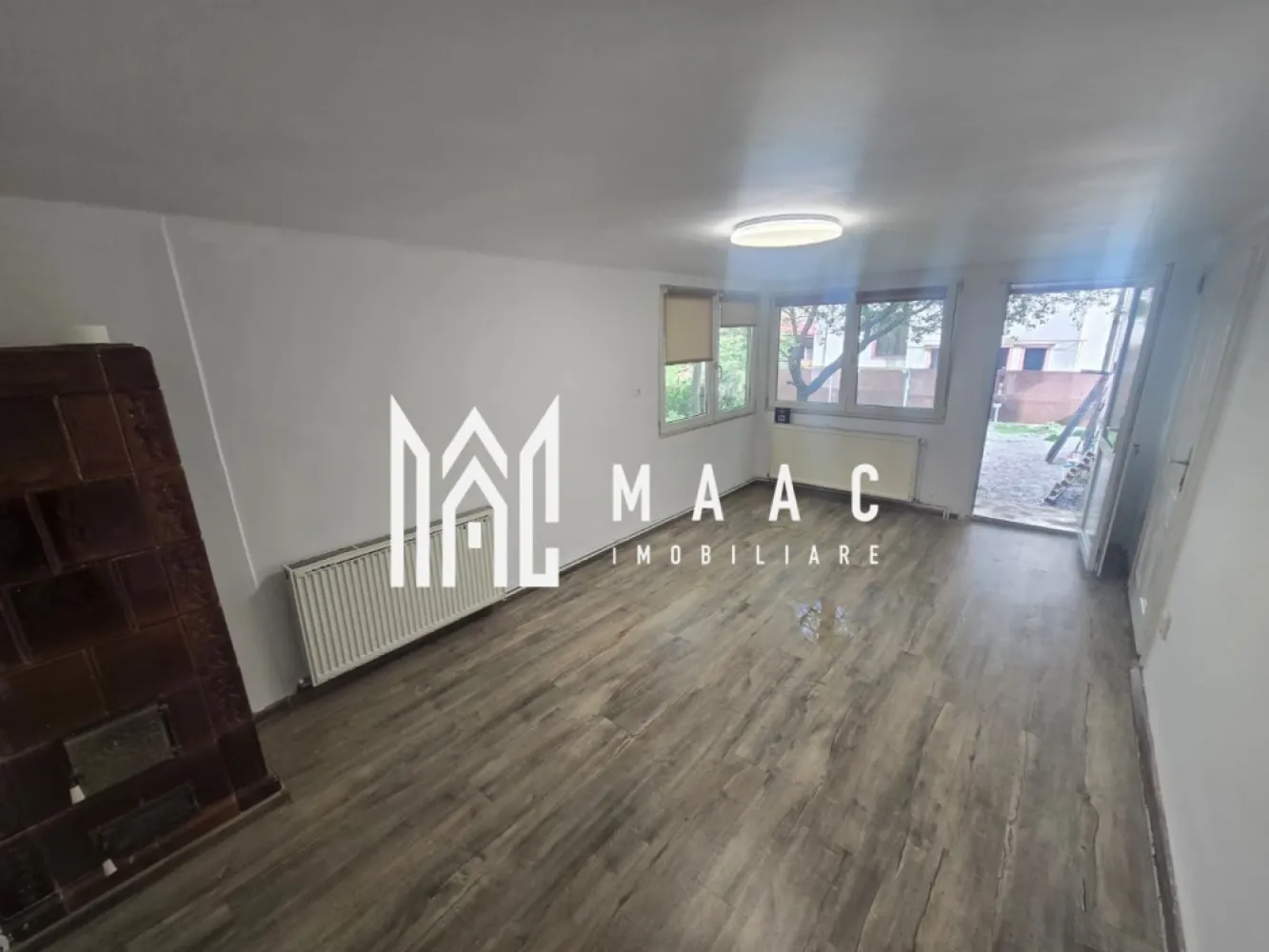 Apartament la casa cu 3 camere si curte Strada Bucegi - Agentia imobiliara Maac va propune spre inchiriere apartament la casa cu 3 camere si curte de 250 mp situat in zona 3 Stejari strada Bucegi .

Apartamentul este situat la parterul casei si are o suprafata de 75 mp .

Avantaje: 

- se poate inchiria mobilat sau dupa cum se vede in poze
- curte privata 250 mp
- pivnita 
- incalzire centrala proprie si calorifere
- zona linistita si usor accesibila 
- 3 camere mari si luminoase
- baie cu geam de aerisire

Pentru mai multe detalii va rog sa specificati CP3056297 la telefon .