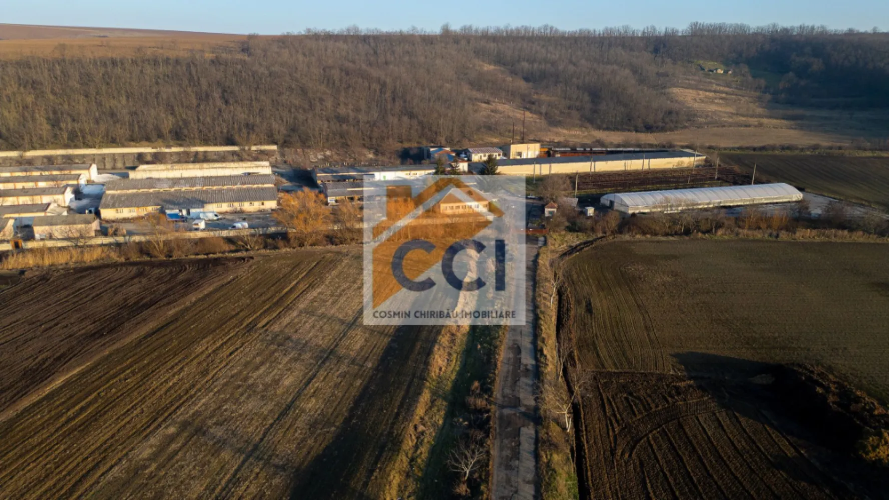Fosta Ferma a Partidului de la Horgesti - de vanzare - Se vinde Fosta Ferma a PCR de la Horgesti, de pe malul lacului cu acelasi nume.

Suprafata totala a ternului intravilan aferent acestei proprietati este de 5 Ha, pe care se regasesc Hale, o casa de locuit, constructii anexe.

Acolo functioneaza la acest moment o activitate economica de producere si crestere a ciupercilor,firma actuala avand o capacitate de productie de peste 50 t lunar, cu lant de vanzari propriu prin depozite zonale si contracte cu marii retaileri alimentari de pe piata.

Aceasta proprietate poate fi revigorata pe segmentul cresterii animalelor (porcine si vite) ,dar idealul ar fi o potentiala vanzare a tuturor activelor catre o firma care sa continue productia de ciuperci comestibile care este realizata acum sub toate standardele aferente acestei industrii.

Lacul de piscicol aflat in proximitate confera oportunitati de dezvoltare si pe segemntul turistic sau de agrement piscicol.

Proprietatea detine si fosta Vila de Protocol cu vedere la lac a PCR care necesita acum renovari masive pt a putea fi redata folosirii.

Exista un raport de evaluare recent care a luat in calcul atat valoarea intrinseca a activelor,cat si cifra de afaceri si gradul de profitabilitate aferent productiei existente de ciuperci comestibile.