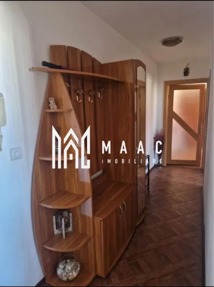 Apartament 3 camere | 54 MP | Decomandat | Mobilat | Lazaret - MAAC Imobiliare vă prezintă spre vânzare un apartament, situat la etajul 5/5, ideal pentru locuință sau investiție, în Sibiu.

Caracteristici:
Apartament cu o suprafață utilă de 54 mp.
Compartimentare decomandată.
Situat la etajul 5 din 5.
Mansardă pe un singur nivel, intabulată.
Construcție realizată ulterior, în anul 2007.

Compartimentare:
Living spațios cu bucătărie open space.
Cămară pentru depozitare.
Două dormitoare confortabile.
Baie.

Spații suplimentare:
Pod cu suprafață egală cu cea a apartamentului.
Acces direct în pod din interiorul locuinței.
Posibilitate de extindere și amenajare a încă două camere și o baie, datorită suprafeței.

Avantaje locație:
Aproape de magazine, școli și mijloace de transport.

Pentru mai multe detalii precizati telefonic ca ati vazut anuntul cu ID: CP3055390