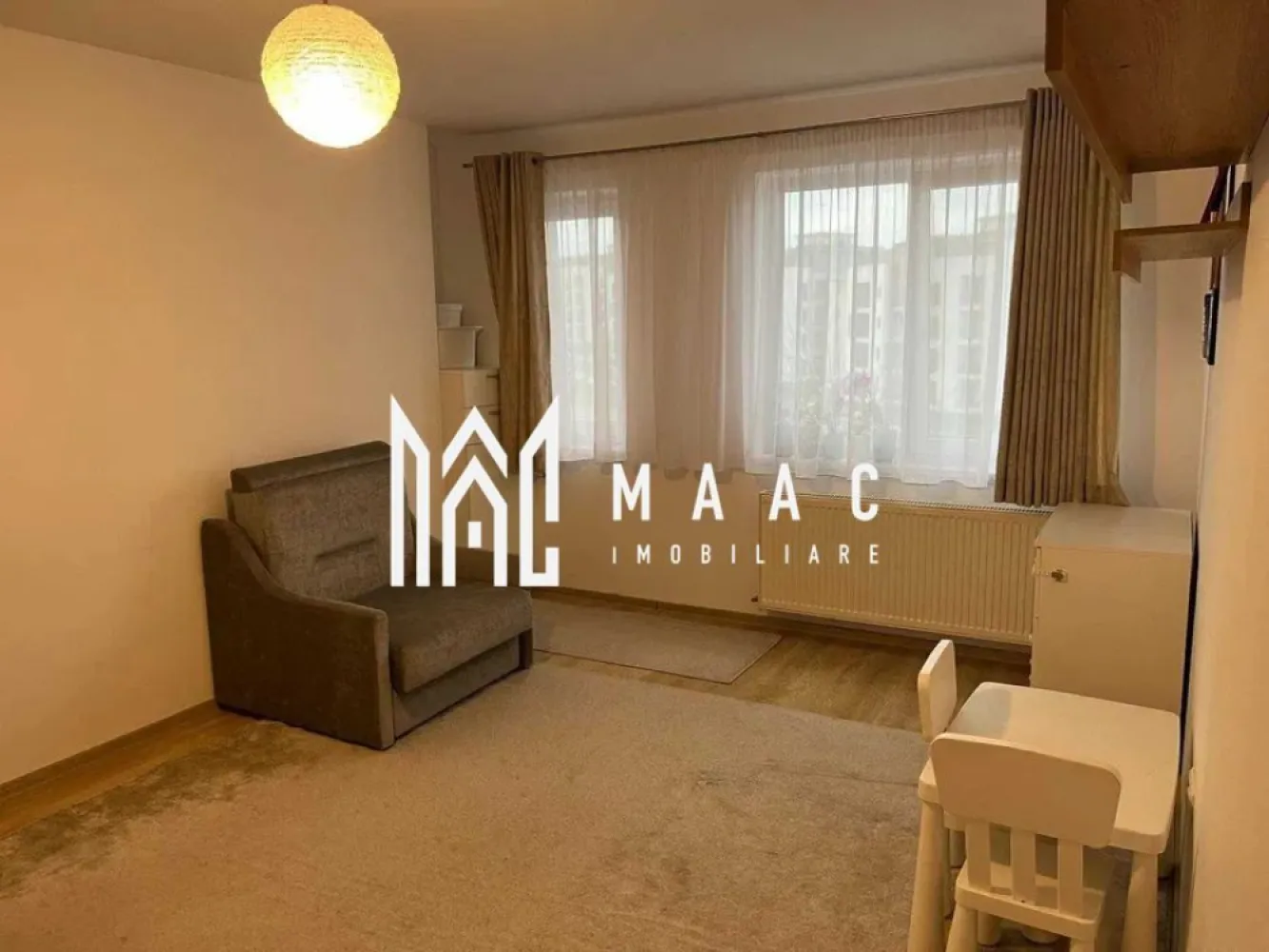 Apartament 2 camere | Etaj 3 | Balcon | Parcare | Turnisor - MAAC Imobiliare vă prezintă spre vânzare un apartament cu 2 camere, complet mobilat și utilat, situat în zona Turnișor.

Caracteristici:
Suprafață utilă: 54 mp
Etaj: 3
An construcție: 2015
Loc de parcare subteran inclus

Compartimentare:
Living luminos (aprox. 20 mp)
Dormitor (aprox. 16 mp)
Bucătărie separată
Baie
Hol
Balcon cu acces din bucătărie și dormitor.

Dotări și finisaje:
Centrală termică proprie și calorifere
Bucătărie complet echipată: frigider, mașină de spălat vase, cuptor electric, plită cu aprindere electrică
Baie dotată cu mașină de spălat rufe
Mobilier bine întreținut
Apartamentul se vinde exact ca în poze.

Avantaje:
Complex rezidențial cu zonă verde și liniște
Acces facil către magazine (Profi, Trans Agape), farmacii, bănci
Stații de transport în comun în apropiere
Ideal atât pentru locuință proprie, cât și pentru investiție.

Pentru mai multe detalii precizati telefonic ca ati vazut anuntul cu ID: CP3055102
