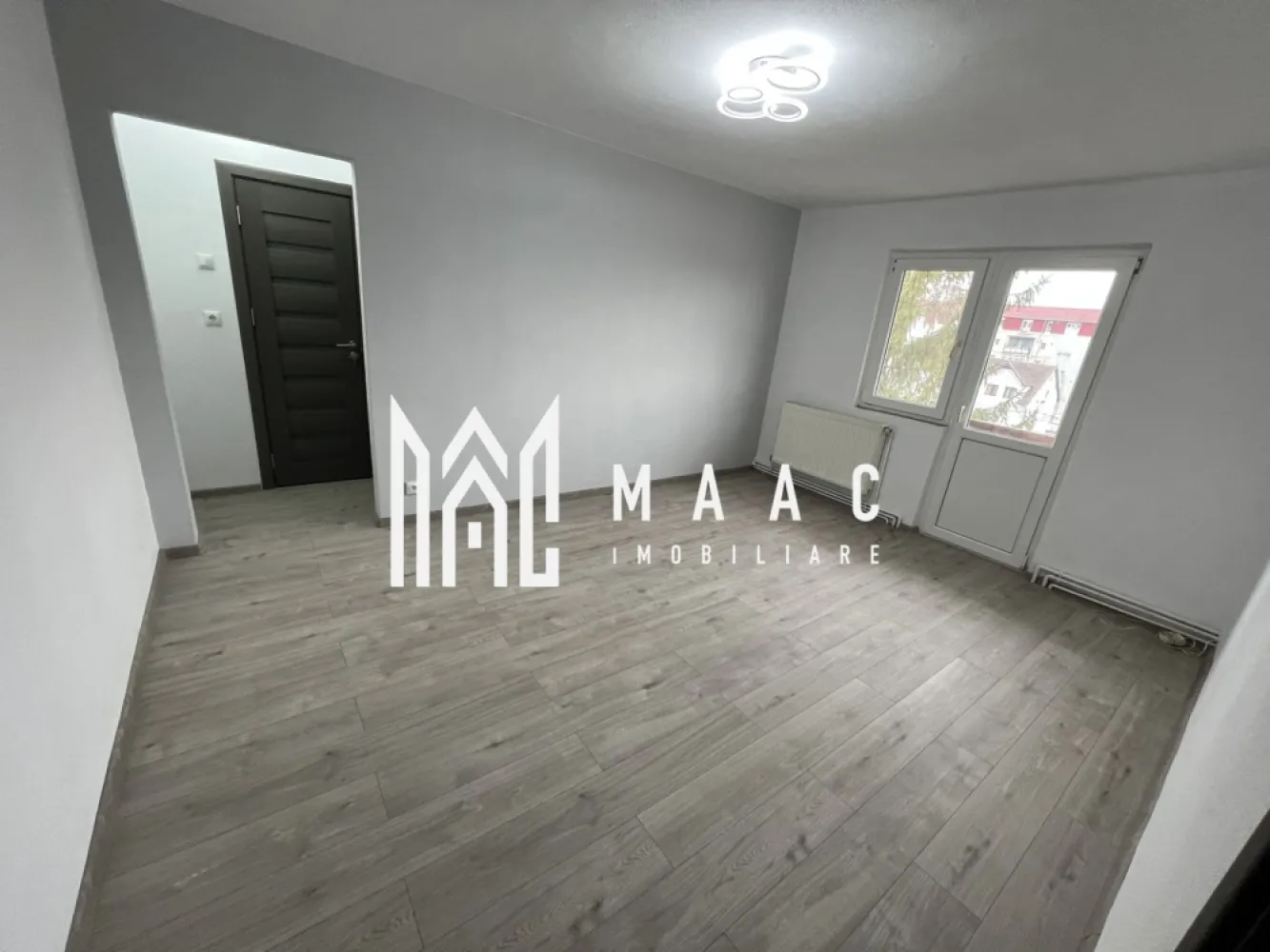 Apartament 2 camere | Renovat complet | 41 MPU | Rahova - MAAC Imobiliare vă prezintă spre vânzare un apartament cu 2 camere, situat la etajul 4 din 4, în zona Rahova.

Caracteristici:
Apartament cu 2 camere semidecomandate.
Suprafață utilă de aproximativ 41 mp.
Situat la etajul 4 din 4 într-un imobil tip P+4.
Locuință renovată, pregătită pentru mutare imediată.

Compartimentare:
Două camere semidecomandate.
Bucătărie.
Baie.
Două holuri.
Debara pentru depozitare.
Balcon.

Spații suplimentare:
Pivniță, ideală pentru depozitare suplimentară.

Îmbunătățiri și dotări:
Ușă metalică la intrare.
Centrală termică proprie.
Izolație exterioară a imobilului.
Geamuri termopan cu tâmplărie PVC.
Cablu TV și internet prin fibră optică.

Avantaje locație
Aproape de grădinițe, magazine și mijloace de transport în comun.
Acces facil către principalele puncte de interes din oraș.

Aspecte juridice și financiare
Imobil liber de sarcini.
Se acceptă achiziția prin credit bancar.

Pentru mai multe detalii precizati telefonic ca ati vazut anuntul cu ID: CP3055052