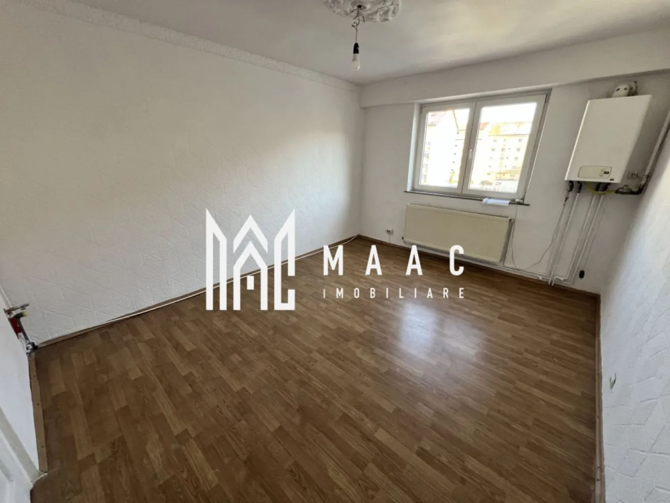 Garsoniera | Etaj 3 | Pretabil investitie | Zona Lazaret - MAAC Imobiliare vă prezintă spre vânzare o garsonieră renovată, situată la etajul 3 al unui imobil P+4+M, în zona Lazaret.

Caracteristici:
Garsonieră cu 1 cameră.
Suprafață utilă 22 mp.
Situată la etajul 3 într-un imobil bine întreținut.
Locuință renovată, ideală pentru mutare imediată sau investiție.

Compartimentare:
Cameră.
Bucătărie separată.
Baie.

Îmbunătățiri și finisaje:
Gresie și faianță.
Izolație exterioară a imobilului.
Ușă metalică la intrare.
Geamuri termopan cu tâmplărie PVC.
Centrală termică proprie.
Cablu TV și acces la internet prin fibră optică.

Avantaje locație
Zonă bine conectată, cu acces rapid către centru și puncte de interes.
Aproape de magazine, mijloace de transport și alte facilități.

entru mai multe detalii precizati telefonic ca ati vazut anuntul cu ID: CP3054525