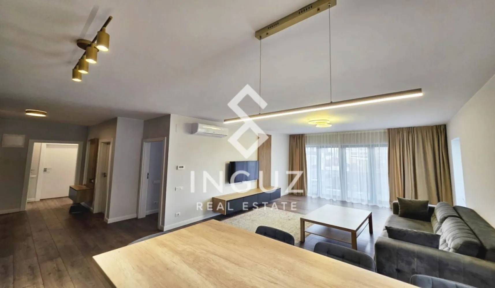 Apartament 3 camere de închiriat – Cortina North | Parcare inclusă | P - Apartament 3 camere de închiriat – Cortina North | Parcare inclusă | Premium

Se oferă spre închiriere un apartament modern de 3 camere, situat în complexul rezidențial Cortina North, una dintre cele mai apreciate zone din nordul capitalei.

Apartamentul dispune de o suprafață generoasă de 77.5 mp utili, fiind ideal pentru cei care caută confort, spațiu și facilități premium.

Detalii proprietate:

3 camere
Suprafață utilă: 77.5 mp
Dormitor matrimonial cu baie proprie (cadă)
Baie secundară cu cabină de duș
Bucătărie închisă
Complet mobilat și utilat
Loc de parcare subteran inclus

Facilități complex Cortina North:

Bazin semi-olimpic
Zonă fitness & wellness
Pistă de alergare
Spații comerciale în dezvoltare
Securitate 24/7 (pază, supraveghere video, acces controlat)
Peste 10.000 mp de spații verzi
Acces rapid către principalele puncte de interes din nordul Bucureștiului

Disponibil imediat

Preț: 1300 € / lună (TVA inclus)
Comision agenție: 50% din prima lună