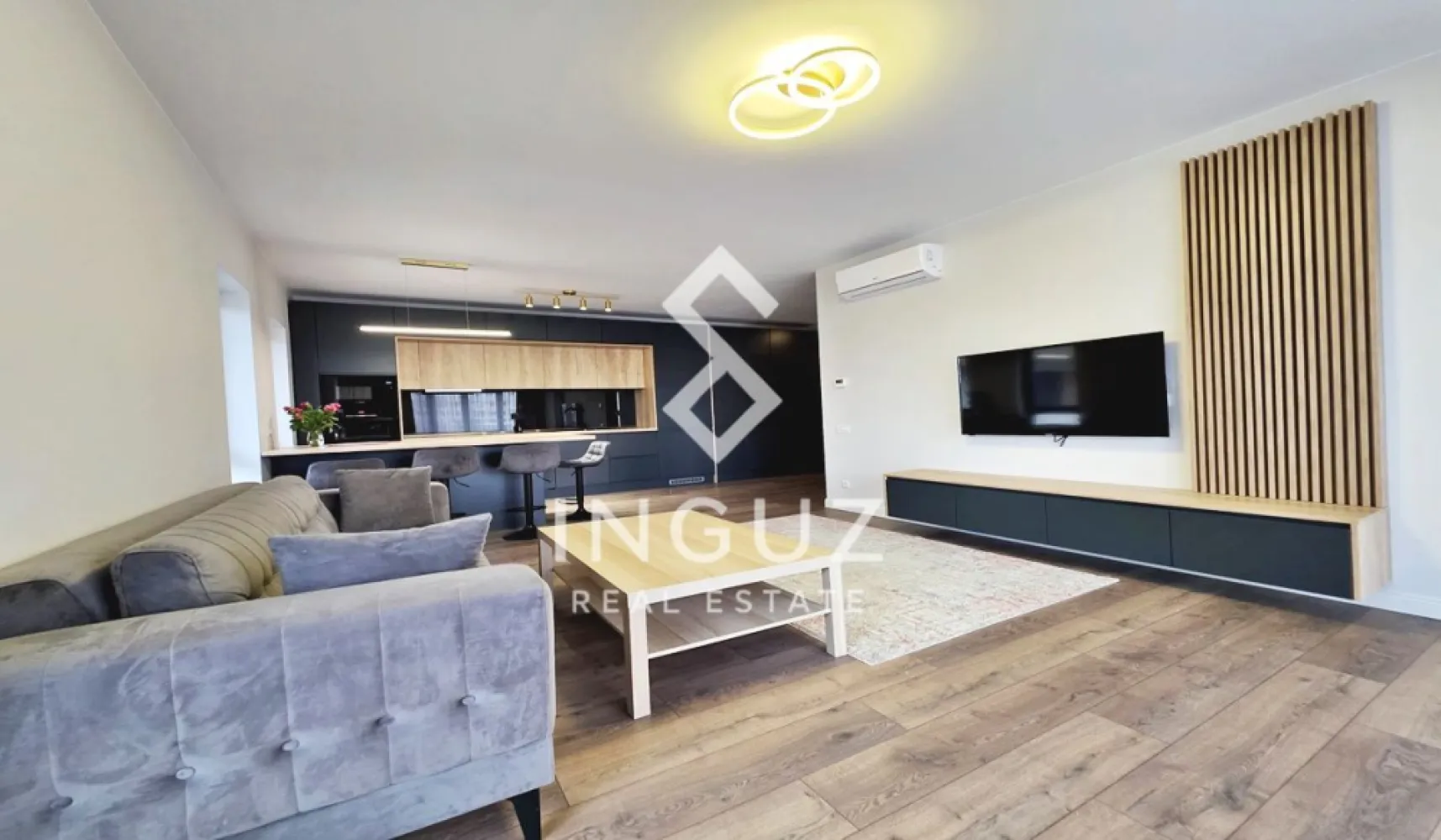 Apartament 3 camere de închiriat – Cortina North | Parcare inclusă | P - Apartament 3 camere de închiriat – Cortina North | Parcare inclusă | Premium

Se oferă spre închiriere un apartament modern de 3 camere, situat în complexul rezidențial Cortina North, una dintre cele mai apreciate zone din nordul capitalei.

Apartamentul dispune de o suprafață generoasă de 77.5 mp utili, fiind ideal pentru cei care caută confort, spațiu și facilități premium.

Detalii proprietate:

3 camere
Suprafață utilă: 77.5 mp
Dormitor matrimonial cu baie proprie (cadă)
Baie secundară cu cabină de duș
Bucătărie închisă
Complet mobilat și utilat
Loc de parcare subteran inclus

Facilități complex Cortina North:

Bazin semi-olimpic
Zonă fitness & wellness
Pistă de alergare
Spații comerciale în dezvoltare
Securitate 24/7 (pază, supraveghere video, acces controlat)
Peste 10.000 mp de spații verzi
Acces rapid către principalele puncte de interes din nordul Bucureștiului

Disponibil imediat

Preț: 1300 € / lună (TVA inclus)
Comision agenție: 50% din prima lună