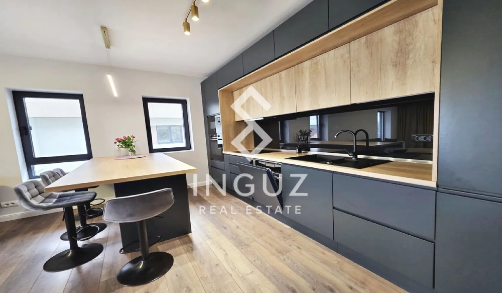 Apartament 3 camere de închiriat – Cortina North | Parcare inclusă | P - Apartament 3 camere de închiriat – Cortina North | Parcare inclusă | Premium

Se oferă spre închiriere un apartament modern de 3 camere, situat în complexul rezidențial Cortina North, una dintre cele mai apreciate zone din nordul capitalei.

Apartamentul dispune de o suprafață generoasă de 77.5 mp utili, fiind ideal pentru cei care caută confort, spațiu și facilități premium.

Detalii proprietate:

3 camere
Suprafață utilă: 77.5 mp
Dormitor matrimonial cu baie proprie (cadă)
Baie secundară cu cabină de duș
Bucătărie închisă
Complet mobilat și utilat
Loc de parcare subteran inclus

Facilități complex Cortina North:

Bazin semi-olimpic
Zonă fitness & wellness
Pistă de alergare
Spații comerciale în dezvoltare
Securitate 24/7 (pază, supraveghere video, acces controlat)
Peste 10.000 mp de spații verzi
Acces rapid către principalele puncte de interes din nordul Bucureștiului

Disponibil imediat

Preț: 1300 € / lună (TVA inclus)
Comision agenție: 50% din prima lună