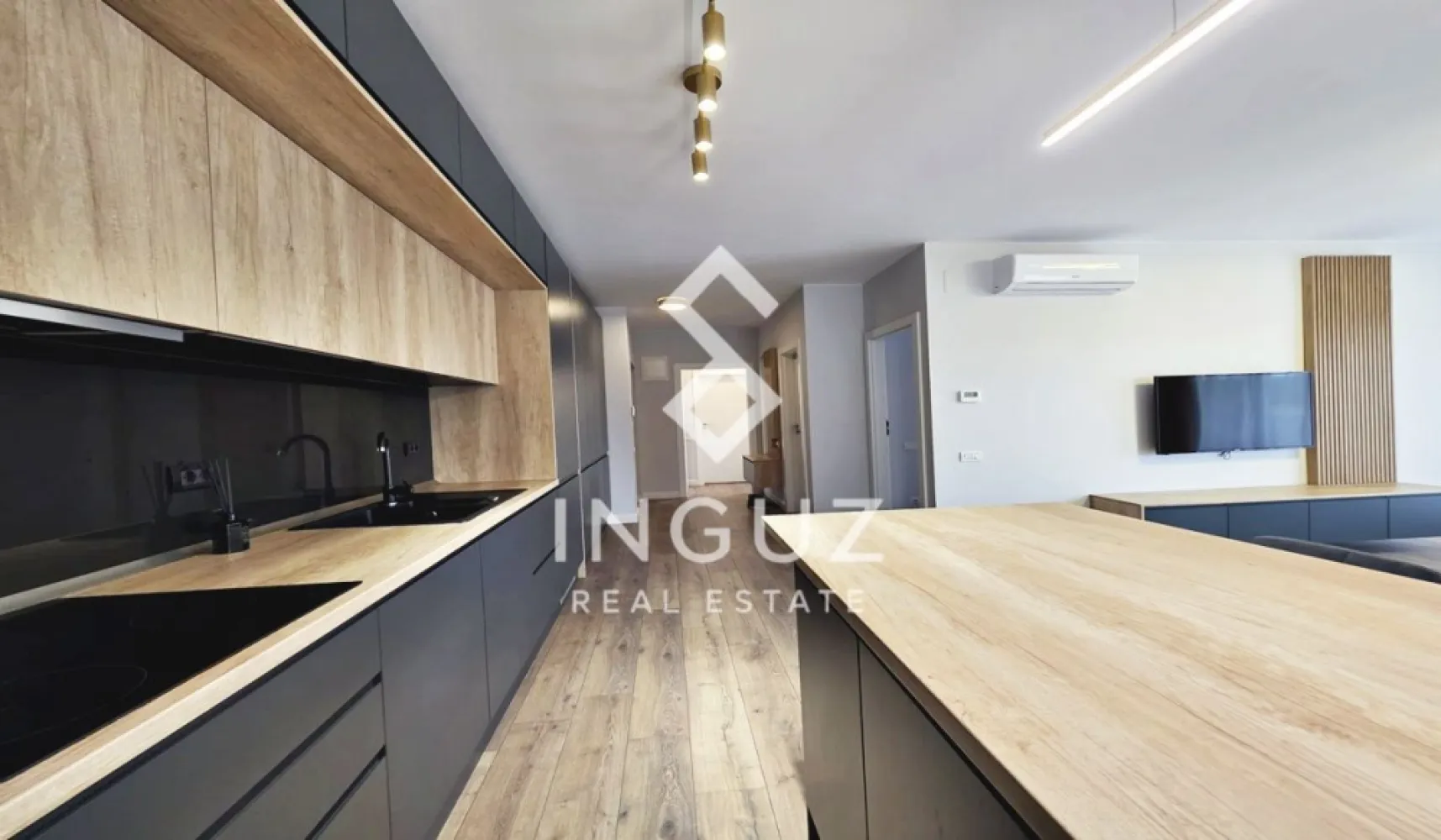 Apartament 3 camere de închiriat – Cortina North | Parcare inclusă | P - Apartament 3 camere de închiriat – Cortina North | Parcare inclusă | Premium

Se oferă spre închiriere un apartament modern de 3 camere, situat în complexul rezidențial Cortina North, una dintre cele mai apreciate zone din nordul capitalei.

Apartamentul dispune de o suprafață generoasă de 77.5 mp utili, fiind ideal pentru cei care caută confort, spațiu și facilități premium.

Detalii proprietate:

3 camere
Suprafață utilă: 77.5 mp
Dormitor matrimonial cu baie proprie (cadă)
Baie secundară cu cabină de duș
Bucătărie închisă
Complet mobilat și utilat
Loc de parcare subteran inclus

Facilități complex Cortina North:

Bazin semi-olimpic
Zonă fitness & wellness
Pistă de alergare
Spații comerciale în dezvoltare
Securitate 24/7 (pază, supraveghere video, acces controlat)
Peste 10.000 mp de spații verzi
Acces rapid către principalele puncte de interes din nordul Bucureștiului

Disponibil imediat

Preț: 1300 € / lună (TVA inclus)
Comision agenție: 50% din prima lună