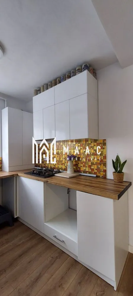 Apartament 3 camere | 60 MPU | Gradina proprie 60 mp | Cartier Arhitectilor - MAAC Imobiliare vă propune spre vânzare un apartament de 3 camere, semidecomandat, amplasat la parterul unui imobil de tip duplex cu 2 etaje din Cartierul Arhitecților.

Compartimentare:

- Sufragerie open-space cu bucătărie
- 2 dormitoare matrimoniale
- Baie dotată cu cabină de duș și geam pentru aerisire

Beneficii:

- 1 loc de parcare privat
- 60 mp curte + grădină privată
- Centrală termică prin inducție Immergas
- Rulouri exterioare la toate geamurile
- Uși interioare Porta Doors și finisaje moderne în baie și dormitoare

În proximitate se află centrul comercial LIDL, cât și mijloace de transport în comun ce facilitează accesul la orașul Sibiu.

Locuința se predă la cheie, fiind utilată și finisată cu materiale de calitate, pregătită pentru mutare imediată.

Pentru mai multe detalii sau vizionări, specificați anunțul cu CP3061476.