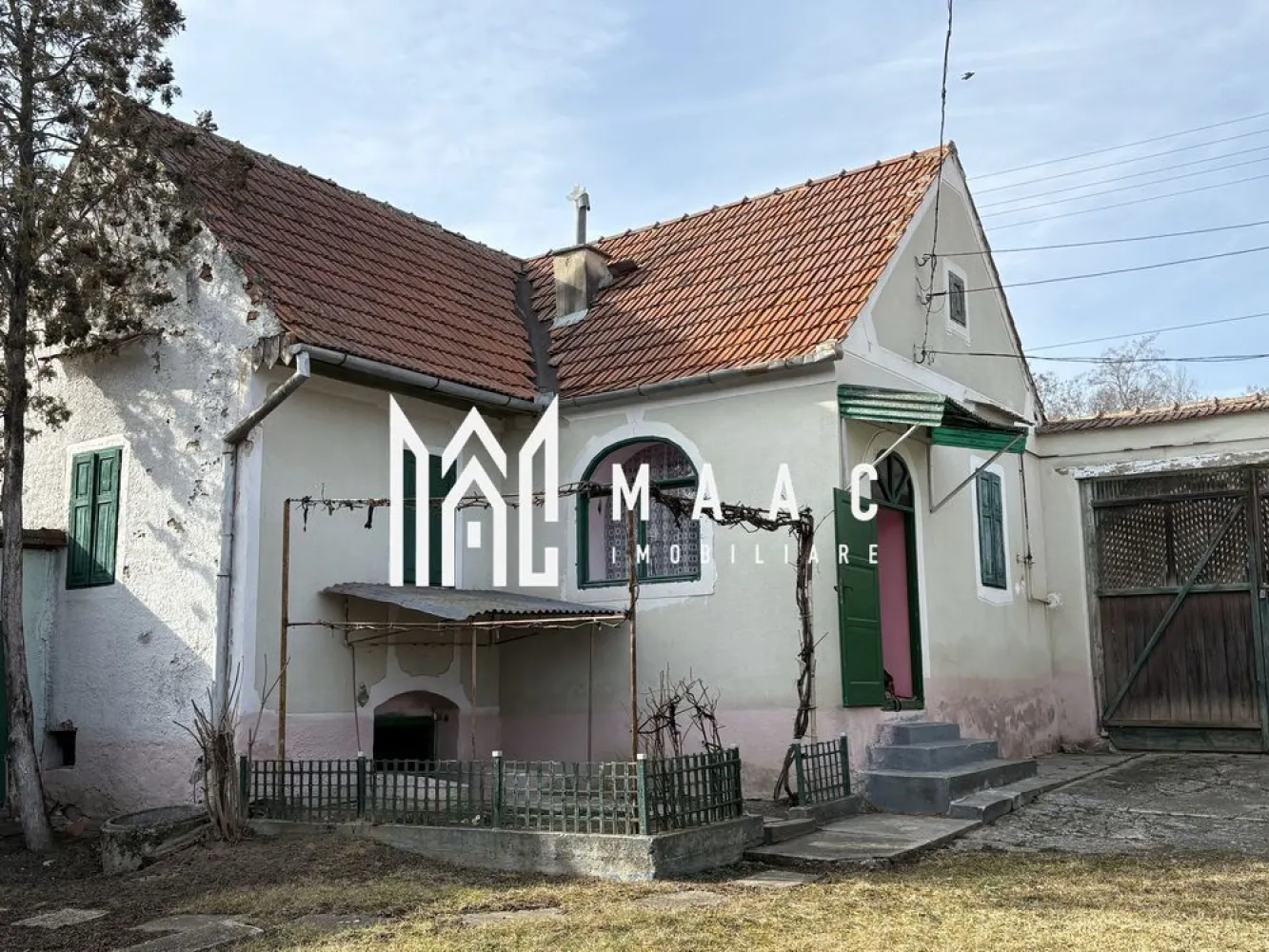Casa 2 Corpuri | 974MP Teren | Armeni - MAAC Imobiliare vă propune spre vânzare o proprietate compusă din casă și teren, situată în sat Armeni, comuna Loamneș, ideală pentru locuit sau pentru investiție în mediul rural.

Proprietatea dispune de un teren generos de 974 mp și include mai multe construcții, oferind spațiu și funcționalitate pentru diverse utilizări.

Caracteristici proprietate
Suprafață teren: 974 mp
2 imobile separate:
Primul imobil: 3 camere
Al doilea imobil: 2 camere
Bucătărie de vară cu cuptor de pâine
Pivniță
Șură și șopru
Grădină situată în spatele șurii
Utilități
Racordată la utilități
Apă și canalizare la poartă
Gaz si curent racordate la proprietate 
Avantaje
Teren generos, ideal pentru gospodărie sau relaxare
Multiple construcții existente, cu potențial de amenajare
Zonă liniștită, specifică mediului rural
Potrivită pentru locuință, casă de vacanță sau investiție

Proprietatea oferă spațiu și flexibilitate, fiind potrivită pentru cei care caută liniște și posibilitatea de a dezvolta o gospodărie completă.

Pentru mai multe detalii și programarea unei vizionări, vă rugăm să ne contactați menționând ID: CP3013420