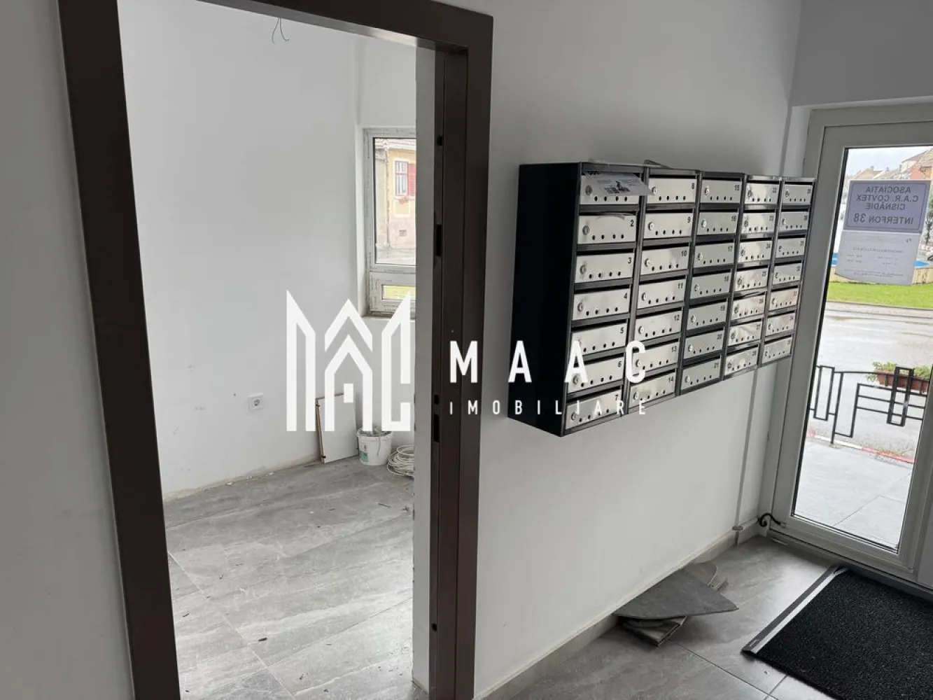 Spațiu comercial | 6,5MP | Cisnadie - MAAC Imobiliare vă propune spre închiriere un spațiu comercial situat în Cisnădie, amplasat într-o zonă cu vad pietonal bun și vizibilitate excelentă.

 Detalii proprietate:
 Suprafață: 6,5 mp
 Acces direct din stradă
 Spațiu luminos 

Spațiul este potrivit pentru activități comerciale de mici dimensiuni, precum: birou de copiat acte, punct de Xerox, exchange office, sau alte activități similare care necesită o locație centrală și vizibilitate.

 Poziția avantajoasă și costurile reduse de întreținere fac din acest spațiu o oportunitate excelentă pentru start-up-uri sau afaceri locale.

 Pentru mai multe detalii sau pentru a programa o vizionare, vă rugăm să contactați echipa MAAC Imobiliare specificand ID ANUNT :CP 2788021