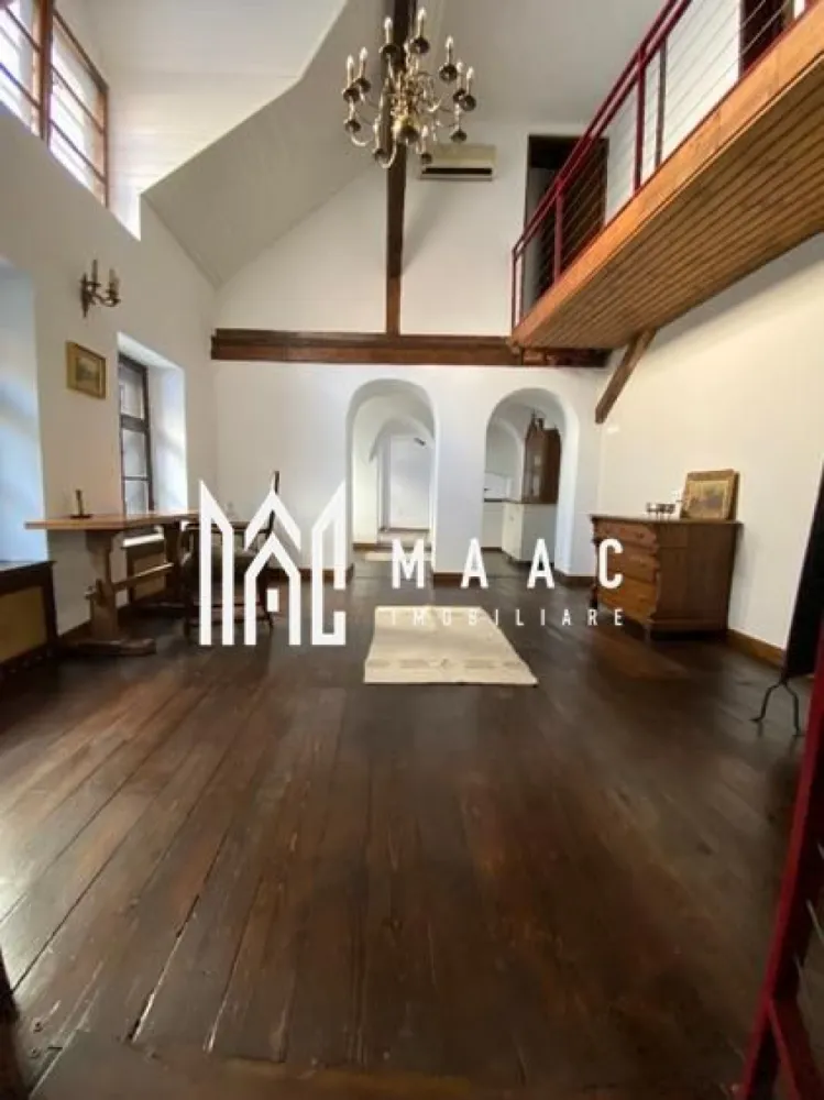 Casă, Spațiu Comercial | 270 MPU | Ultracentral - MAAC Imobiliare vă propune spre închiriere un spațiu comercial situat ultracentral în Sibiu, ideal pentru desfășurarea activităților comerciale sau de birou.

Proprietatea beneficiază de o poziționare excelentă, într-o zonă cu acces facil și vizibilitate bună, fiind potrivită pentru diverse tipuri de afaceri.

Detalii generale:

* tip imobil: casă / vilă
* destinație: spațiu comercial
* regim: parter
* suprafață utilă: 270 mp
* suprafață teren: 100 mp
* disponibilitate: imediată

Compartimentare:

* 5 camere
* 3 băi
* 1 bucătărie
* spații generoase, ușor de compartimentat în funcție de activitate

Dotări și utilități:

* apă
* canalizare
* curent
* gaz
* acces facil și infrastructură completă

Avantaje:

* poziționare ultracentrală
* ideal pentru birouri, showroom, clinică sau alte activități comerciale
* spațiu generos și versatil
* acces pietonal și auto facil

Preț: 1.798 € / lună

Pentru mai multe detalii sau pentru programarea unei vizionări, vă rugăm să ne contactați și să menționați codul ID: CP3046980