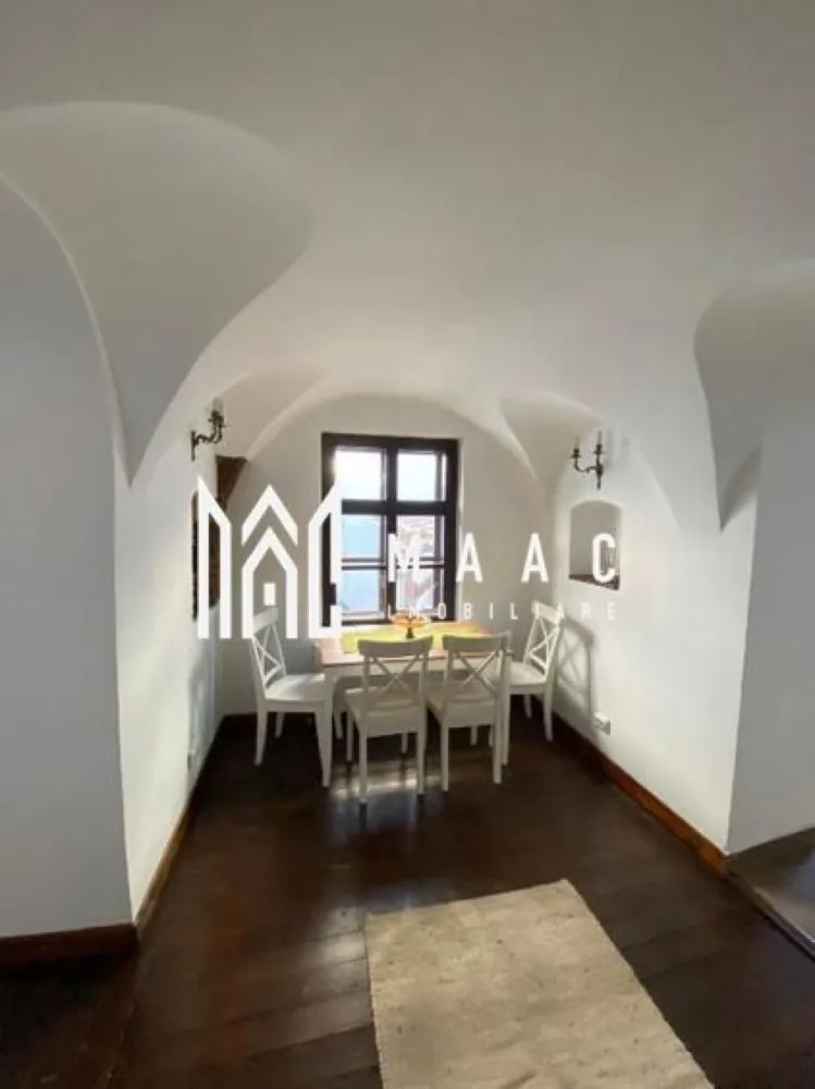 Casă, Spațiu Comercial | 270 MPU | Ultracentral - MAAC Imobiliare vă propune spre închiriere un spațiu comercial situat ultracentral în Sibiu, ideal pentru desfășurarea activităților comerciale sau de birou.

Proprietatea beneficiază de o poziționare excelentă, într-o zonă cu acces facil și vizibilitate bună, fiind potrivită pentru diverse tipuri de afaceri.

Detalii generale:

* tip imobil: casă / vilă
* destinație: spațiu comercial
* regim: parter
* suprafață utilă: 270 mp
* suprafață teren: 100 mp
* disponibilitate: imediată

Compartimentare:

* 5 camere
* 3 băi
* 1 bucătărie
* spații generoase, ușor de compartimentat în funcție de activitate

Dotări și utilități:

* apă
* canalizare
* curent
* gaz
* acces facil și infrastructură completă

Avantaje:

* poziționare ultracentrală
* ideal pentru birouri, showroom, clinică sau alte activități comerciale
* spațiu generos și versatil
* acces pietonal și auto facil

Preț: 1.798 € / lună

Pentru mai multe detalii sau pentru programarea unei vizionări, vă rugăm să ne contactați și să menționați codul ID: CP3046980