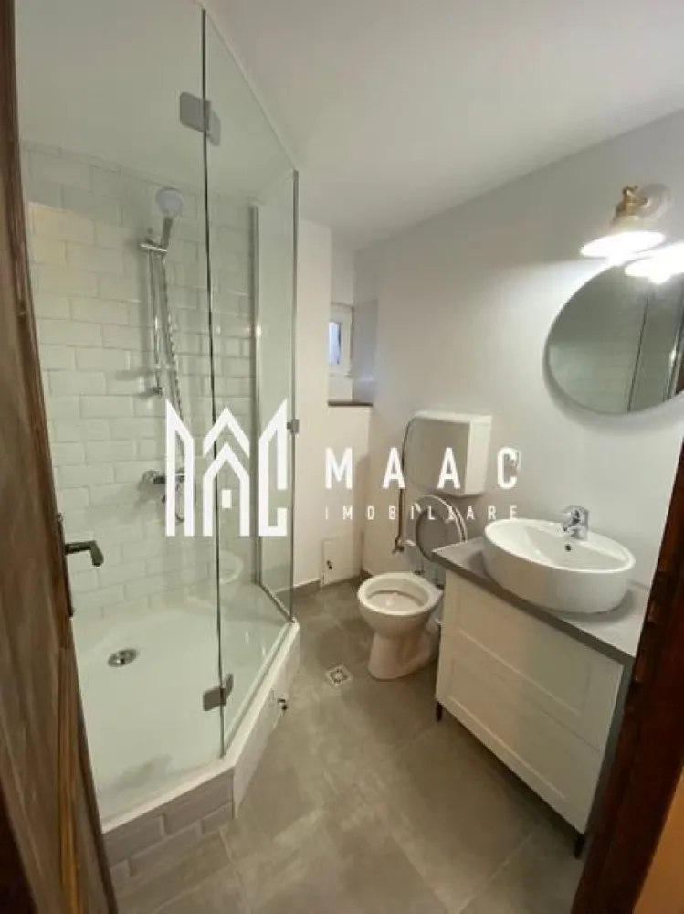 Casă, Spațiu Comercial | 270 MPU | Ultracentral - MAAC Imobiliare vă propune spre închiriere un spațiu comercial situat ultracentral în Sibiu, ideal pentru desfășurarea activităților comerciale sau de birou.

Proprietatea beneficiază de o poziționare excelentă, într-o zonă cu acces facil și vizibilitate bună, fiind potrivită pentru diverse tipuri de afaceri.

Detalii generale:

* tip imobil: casă / vilă
* destinație: spațiu comercial
* regim: parter
* suprafață utilă: 270 mp
* suprafață teren: 100 mp
* disponibilitate: imediată

Compartimentare:

* 5 camere
* 3 băi
* 1 bucătărie
* spații generoase, ușor de compartimentat în funcție de activitate

Dotări și utilități:

* apă
* canalizare
* curent
* gaz
* acces facil și infrastructură completă

Avantaje:

* poziționare ultracentrală
* ideal pentru birouri, showroom, clinică sau alte activități comerciale
* spațiu generos și versatil
* acces pietonal și auto facil

Preț: 1.798 € / lună

Pentru mai multe detalii sau pentru programarea unei vizionări, vă rugăm să ne contactați și să menționați codul ID: CP3046980