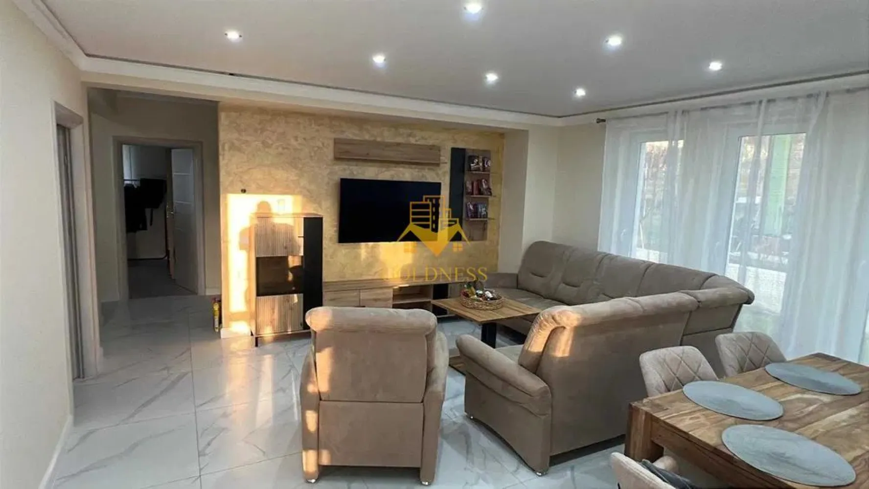 5 camere decomandate, Prima Inchiriere, Curte proprie, Dezmir - GOLDNESS Imobiliare vă propune spre închiriere o casa cu 5 camere complet mobilat și utilat, suprafata de 216 mp, la intrare in Dezmir, zona accesibila!
Dispune de un loc de parcare in curte, iar in fata portii se pot parca 1/2 masini!
Se află în apropierea stațiilor de transport în comun, magazine, restaurante, spații verzi, farmacii, etc. 

Casa este compartimentata astfel:
Parter: Living cu canapea, loc de servit masa, cooda tv, televizor 
- Un dormitor cu pat matrimonial, dressing, noptiere
- O baie cu dus walk-in, dulap pentru depozitare 
- Bucatarie inchisa, complet utilata si mobilata 
Etaj 1: 
- 2 dormitoare cu pat matrimonial, dressing, noptiere
- un dormitor cu pat matrmonial, dressing, noptiere, baie proprie cu dus walk-in, dulap pentru depozitare
- baie cu casa si spatiu pentru depozitare
-terasa de 18 mp, curte este de 352 mp 

Imobilul este dotat cu toate cele necesare- centrală proprie, frigider, aragaz, hotă, mașină de spălat haine si vase, televizor etc. 

Dacă sunteți interesați de acest apartament și doriți să îl vizionați, dar și pentru alte oferte nu ezitați să ne contactați telefonic sau prin e-mail. Vă stăm la dispoziție!
Pentru intermediere se percepe un comision de 50% din prețul chiriei!