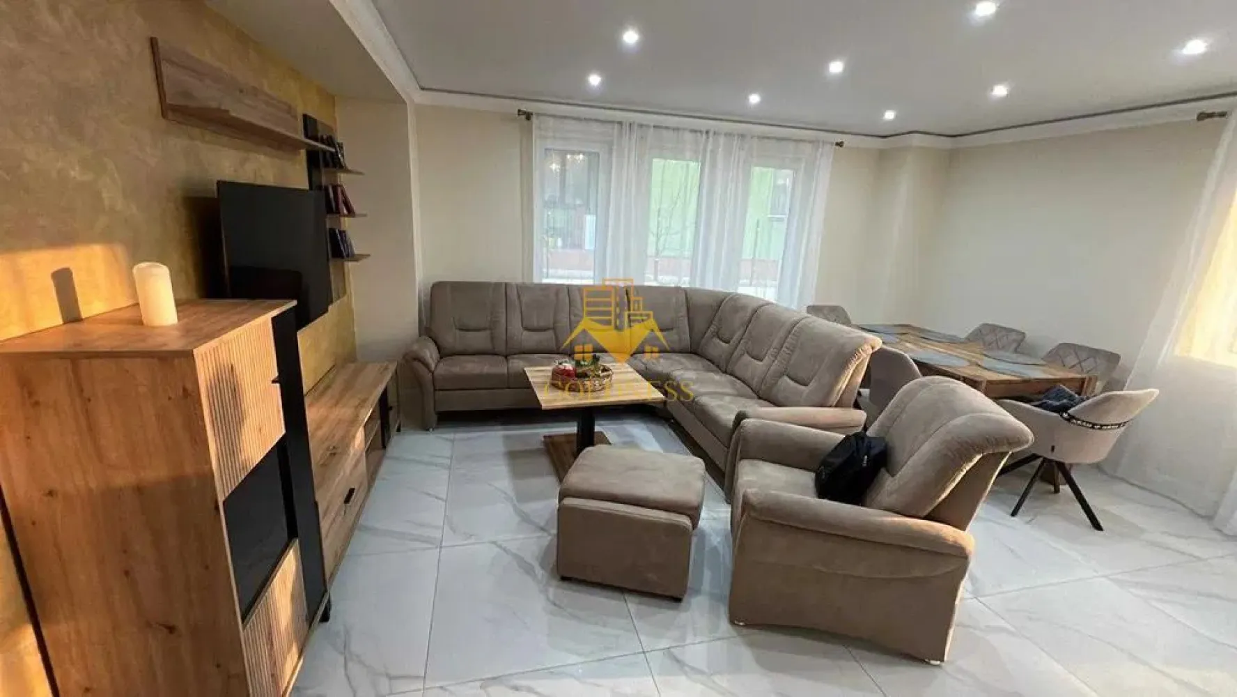 5 camere decomandate, Prima Inchiriere, Curte proprie, Dezmir - GOLDNESS Imobiliare vă propune spre închiriere o casa cu 5 camere complet mobilat și utilat, suprafata de 216 mp, la intrare in Dezmir, zona accesibila!
Dispune de un loc de parcare in curte, iar in fata portii se pot parca 1/2 masini!
Se află în apropierea stațiilor de transport în comun, magazine, restaurante, spații verzi, farmacii, etc. 

Casa este compartimentata astfel:
Parter: Living cu canapea, loc de servit masa, cooda tv, televizor 
- Un dormitor cu pat matrimonial, dressing, noptiere
- O baie cu dus walk-in, dulap pentru depozitare 
- Bucatarie inchisa, complet utilata si mobilata 
Etaj 1: 
- 2 dormitoare cu pat matrimonial, dressing, noptiere
- un dormitor cu pat matrmonial, dressing, noptiere, baie proprie cu dus walk-in, dulap pentru depozitare
- baie cu casa si spatiu pentru depozitare
-terasa de 18 mp, curte este de 352 mp 

Imobilul este dotat cu toate cele necesare- centrală proprie, frigider, aragaz, hotă, mașină de spălat haine si vase, televizor etc. 

Dacă sunteți interesați de acest apartament și doriți să îl vizionați, dar și pentru alte oferte nu ezitați să ne contactați telefonic sau prin e-mail. Vă stăm la dispoziție!
Pentru intermediere se percepe un comision de 50% din prețul chiriei!