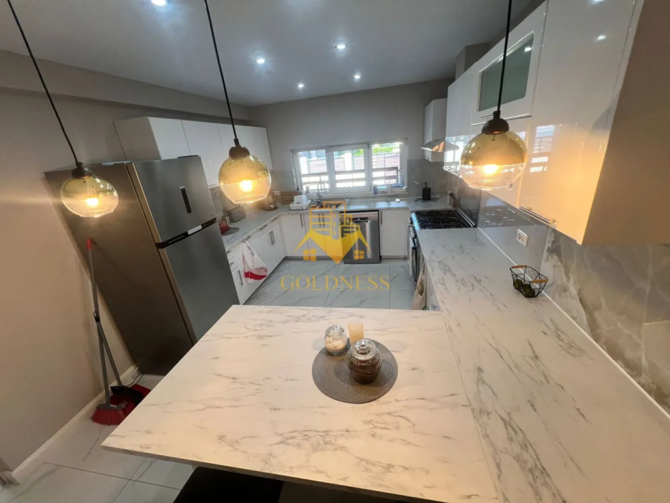 5 camere decomandate, Prima Inchiriere, Curte proprie, Dezmir - GOLDNESS Imobiliare vă propune spre închiriere o casa cu 5 camere complet mobilat și utilat, suprafata de 216 mp, la intrare in Dezmir, zona accesibila!
Dispune de un loc de parcare in curte, iar in fata portii se pot parca 1/2 masini!
Se află în apropierea stațiilor de transport în comun, magazine, restaurante, spații verzi, farmacii, etc. 

Casa este compartimentata astfel:
Parter: Living cu canapea, loc de servit masa, cooda tv, televizor 
- Un dormitor cu pat matrimonial, dressing, noptiere
- O baie cu dus walk-in, dulap pentru depozitare 
- Bucatarie inchisa, complet utilata si mobilata 
Etaj 1: 
- 2 dormitoare cu pat matrimonial, dressing, noptiere
- un dormitor cu pat matrmonial, dressing, noptiere, baie proprie cu dus walk-in, dulap pentru depozitare
- baie cu casa si spatiu pentru depozitare
-terasa de 18 mp, curte este de 352 mp 

Imobilul este dotat cu toate cele necesare- centrală proprie, frigider, aragaz, hotă, mașină de spălat haine si vase, televizor etc. 

Dacă sunteți interesați de acest apartament și doriți să îl vizionați, dar și pentru alte oferte nu ezitați să ne contactați telefonic sau prin e-mail. Vă stăm la dispoziție!
Pentru intermediere se percepe un comision de 50% din prețul chiriei!