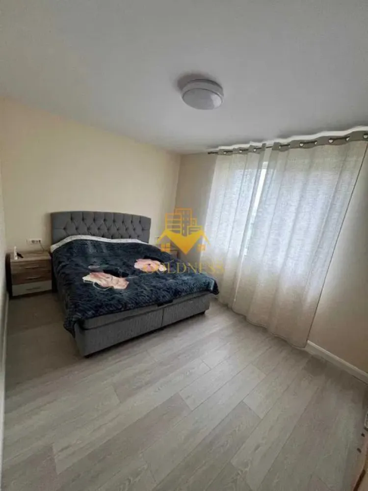 5 camere decomandate, Prima Inchiriere, Curte proprie, Dezmir - GOLDNESS Imobiliare vă propune spre închiriere o casa cu 5 camere complet mobilat și utilat, suprafata de 216 mp, la intrare in Dezmir, zona accesibila!
Dispune de un loc de parcare in curte, iar in fata portii se pot parca 1/2 masini!
Se află în apropierea stațiilor de transport în comun, magazine, restaurante, spații verzi, farmacii, etc. 

Casa este compartimentata astfel:
Parter: Living cu canapea, loc de servit masa, cooda tv, televizor 
- Un dormitor cu pat matrimonial, dressing, noptiere
- O baie cu dus walk-in, dulap pentru depozitare 
- Bucatarie inchisa, complet utilata si mobilata 
Etaj 1: 
- 2 dormitoare cu pat matrimonial, dressing, noptiere
- un dormitor cu pat matrmonial, dressing, noptiere, baie proprie cu dus walk-in, dulap pentru depozitare
- baie cu casa si spatiu pentru depozitare
-terasa de 18 mp, curte este de 352 mp 

Imobilul este dotat cu toate cele necesare- centrală proprie, frigider, aragaz, hotă, mașină de spălat haine si vase, televizor etc. 

Dacă sunteți interesați de acest apartament și doriți să îl vizionați, dar și pentru alte oferte nu ezitați să ne contactați telefonic sau prin e-mail. Vă stăm la dispoziție!
Pentru intermediere se percepe un comision de 50% din prețul chiriei!