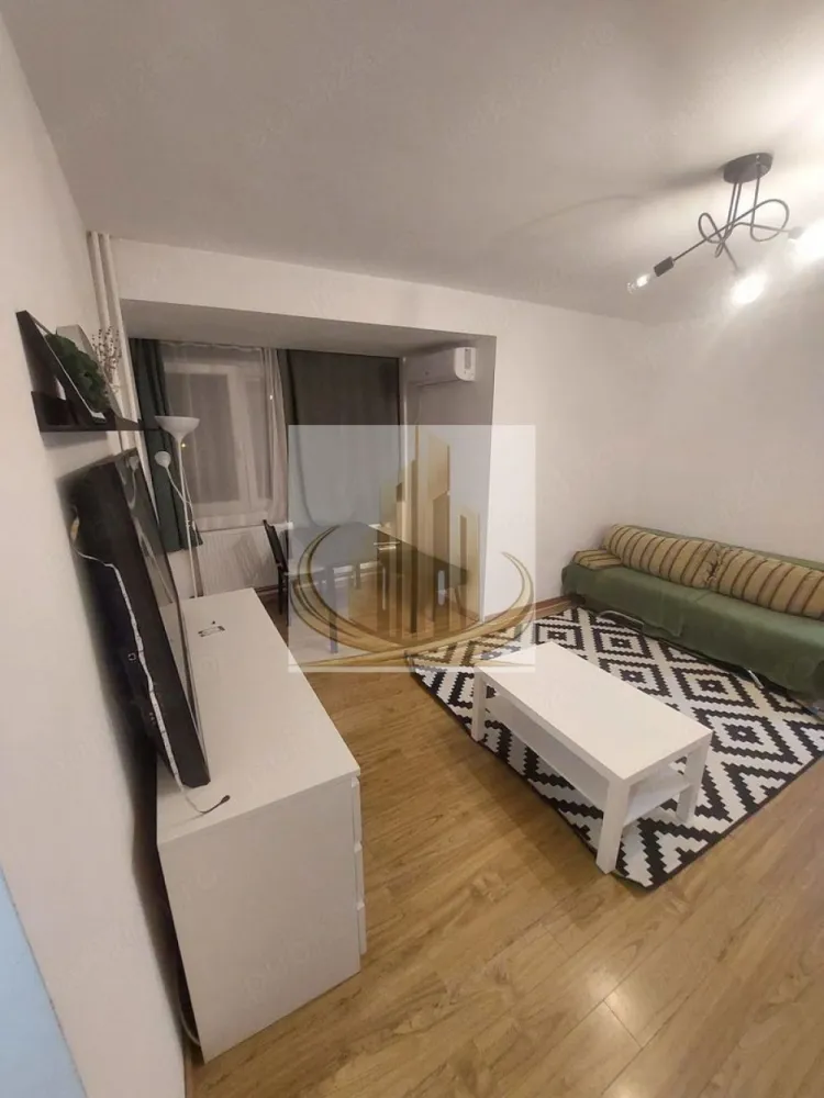 2 Cam, Renovat Complet, Etaj 1 | Zona Brâncoveanu | Ideal investitie - rand Mobilis Imobiliare vă propune spre vânzare un apartament cu 2 camere, situat pe Bulevardul Brâncoveanu, într-o zonă semicentrală excelentă, la doar câteva minute de Piața Bălcescu.

Proprietatea se remarcă prin poziționarea foarte bună, compartimentarea eficientă și renovarea realizată recent, fiind ideală atât pentru locuit, cât și pentru investiție.

📐 Detalii proprietate:
Suprafață utilă: 48 mp
Etaj: 1 din 4
Compartimentare practică
Locuri de parcare gratuite în zonă
🏢 Renovări & dotări:
Apartament renovat în urmă cu aproximativ 3 ani
Instalație electrică schimbată
Instalație sanitară nouă
Centrală proprie pe gaz + calorifere noi
Instalație pe cupru (durabilitate ridicată)
Aer condiționat
Geamuri termopan
Se vinde mobilat și utilat (frigider, aragaz, mașină de spălat, uscător etc.)
🏢 Beneficii imobil:
Bloc reanvelopat termic – confort sporit și costuri reduse
Întreținut și bine poziționat
📍 Locație – punctul forte:
Zonă semicentrală, foarte bine conectată
La câteva minute de Piața Bălcescu
În imediata apropiere: mijloace de transport, magazine, restaurante, cafenele
La parterul blocului: Profi, Prospero și alte spații comerciale
Aproape de școli, grădinițe, universități, centre medicale și parcuri
💼 Potrivit pentru:

✔️ Cupluri sau familii, datorită poziției și facilităților
✔️ Investiție excelentă, cu posibilitatea de a fi preluat cu chiriași, într-o zonă cu cerere ridicată

📞 Pentru mai multe informații și programarea unei vizionări, echipa Grand Mobilis Imobiliare vă stă la dispoziție!
ID Intern: CP3061736