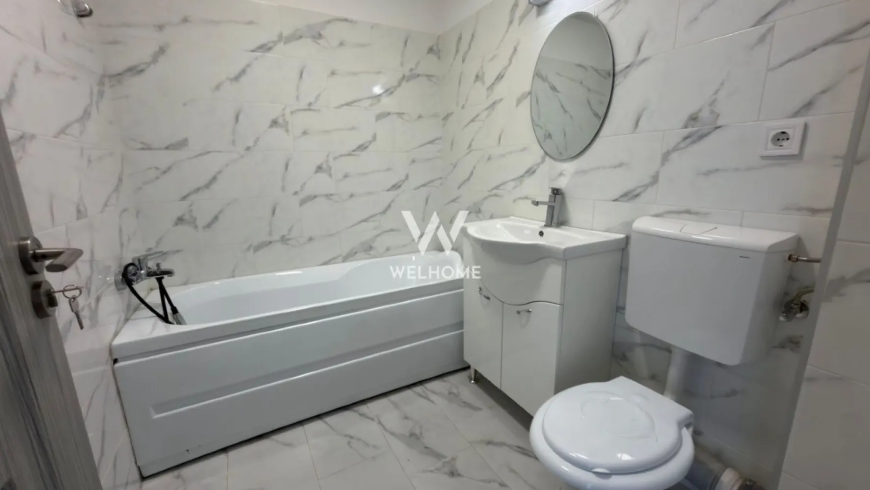 Apartament 3 camere modern - ansamblul Henri Coanda - Apartament 3 camere cu bucatarie separata - zona Henri Coanda, Sibiu

Suprafata utila: 63 mp
Apartamentul se afla la etajul 3 al unui bloc cu lift.
Compartimentat astfel: hol acces, living, bucatarie, dormitor mare, dormitor mic(nemobilat), 2 bai, 2 balcoane.
Situat intr-o zona buna cu acces facil la shopping city, magazine, scoli, mijloace de transport, supermarket etc.
Detine un loc de parcare.
Perioada minima inchiriere 12 luni.
Nu se accepta animale de companie.

Chirie lunara: 400 Euro + garantie
Se perecepe comision client 50% din prima chirie
Telefon: 0747.639.802