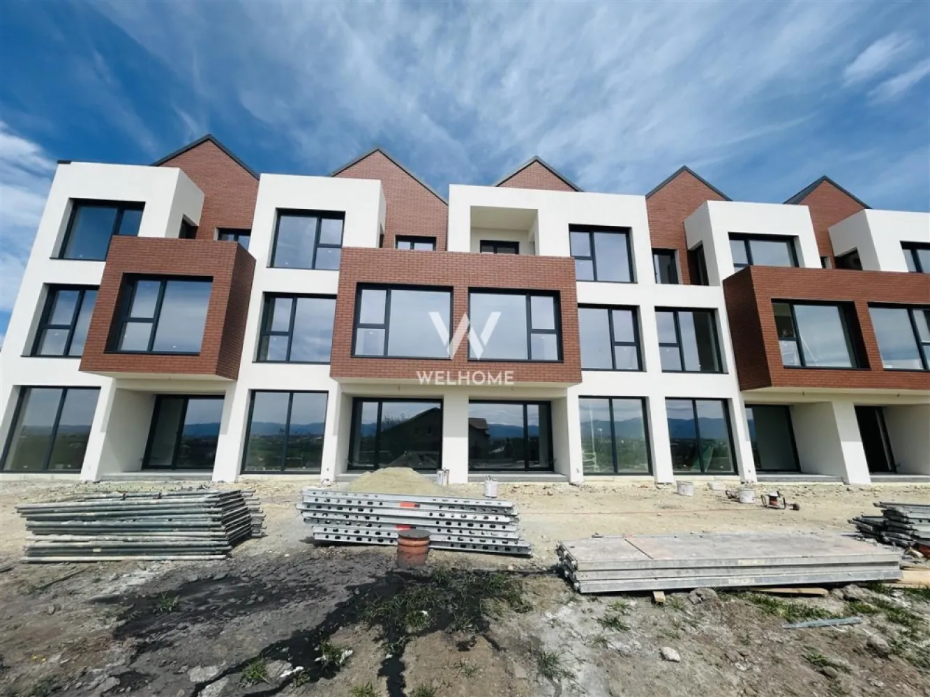 Casa de vanzare in Sibiu, concept modern, panorama deosebita, 137 mpu - Va propunem o locuinta insiruita, parte dintr-un ansamblu exclusivist de 20 de unitati, situata in zona Gusterita, zona apreciata pentru linistea si privelistea asupra orasului.

Proprietatea are un design modern, compact si functional, ideala pentru o familie.

Un avantaj important al proprietății este poziționarea excelentă, foarte aproape de noul parc de agrement Gușterland, un reper modern al orașului, ideal pentru plimbări, relaxare, sport și activități în aer liber pentru întreaga familie.

Detalii:
Suprafata utila: 137 mp
Teren liber: 110 mp
2 locuri de parcare incluse
Regim: Demisol + Parter + Etaj
Orientare sudica

Compartimentare:
Demisol: living cu bucatarie open space, baie, acces in gradina
Parter: dormitor matrimonial cu baie proprie
Etaj: 2 dormitoare, baie, spatiu depozitare, balcon

Predare:
Interior la alb
Exterior la cheie
Termen: vara 2026

Avantaje:
Panorama asupra orasului
Gradina, terasa si balcon
Incalzire in pardoseala
Jaluzele electrice
Zona linistita
Acces facil catre oras