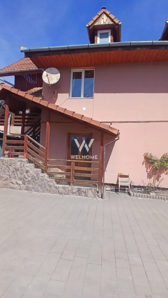 Casă individuală de vânzare în Șura Mare – ideală pentru 2-3 familii - Vă propun spre vânzare o casă spațioasă, situată în Șura Mare, perfectă pentru locuire multifamilială sau investiție.

Imobilul este compartimentat pe parter și etaj, fiecare nivel având acces separat, ceea ce permite locuirea independentă pentru 2 sau chiar 3 familii. În plus, proprietatea dispune de pod mansardabil, cu intrare separată pe scară exterioară – ideal pentru extindere sau amenajare suplimentară.

Caracteristici principale:
 • Suprafață utilă: 240 mp
 • Suprafață teren: 428 mp
 • Acces separat pentru fiecare nivel
 • 2 garaje incluse
 • Casă complet mobilată și utilată
 • Curte proprie, spațioasă

 Compartimentare: Parter - hol, living, bucătărie, debara, baie, dormitor + spațiu de depozitare (pivniță) cu intrare separată;
 Etaj - 3 dormitoare, 2 băi, 1 bucătărie, 2 zone de zi;
 Pod mansardabil;

Proprietatea este ideală atât pentru locuință extinsă de familie, cât și pentru investiție (închiriere pe niveluri sau regim hotelier).

Pentru mai multe detalii sau pentru a programa o vizionare, nu ezitați să mă contactați.
Telefon: 0743030351 - Laura