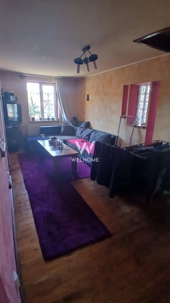 Casă individuală de vânzare în Șura Mare – ideală pentru 2-3 familii - Vă propun spre vânzare o casă spațioasă, situată în Șura Mare, perfectă pentru locuire multifamilială sau investiție.

Imobilul este compartimentat pe parter și etaj, fiecare nivel având acces separat, ceea ce permite locuirea independentă pentru 2 sau chiar 3 familii. În plus, proprietatea dispune de pod mansardabil, cu intrare separată pe scară exterioară – ideal pentru extindere sau amenajare suplimentară.

Caracteristici principale:
 • Suprafață utilă: 240 mp
 • Suprafață teren: 428 mp
 • Acces separat pentru fiecare nivel
 • 2 garaje incluse
 • Casă complet mobilată și utilată
 • Curte proprie, spațioasă

 Compartimentare: Parter - hol, living, bucătărie, debara, baie, dormitor + spațiu de depozitare (pivniță) cu intrare separată;
 Etaj - 3 dormitoare, 2 băi, 1 bucătărie, 2 zone de zi;
 Pod mansardabil;

Proprietatea este ideală atât pentru locuință extinsă de familie, cât și pentru investiție (închiriere pe niveluri sau regim hotelier).

Pentru mai multe detalii sau pentru a programa o vizionare, nu ezitați să mă contactați.
Telefon: 0743030351 - Laura