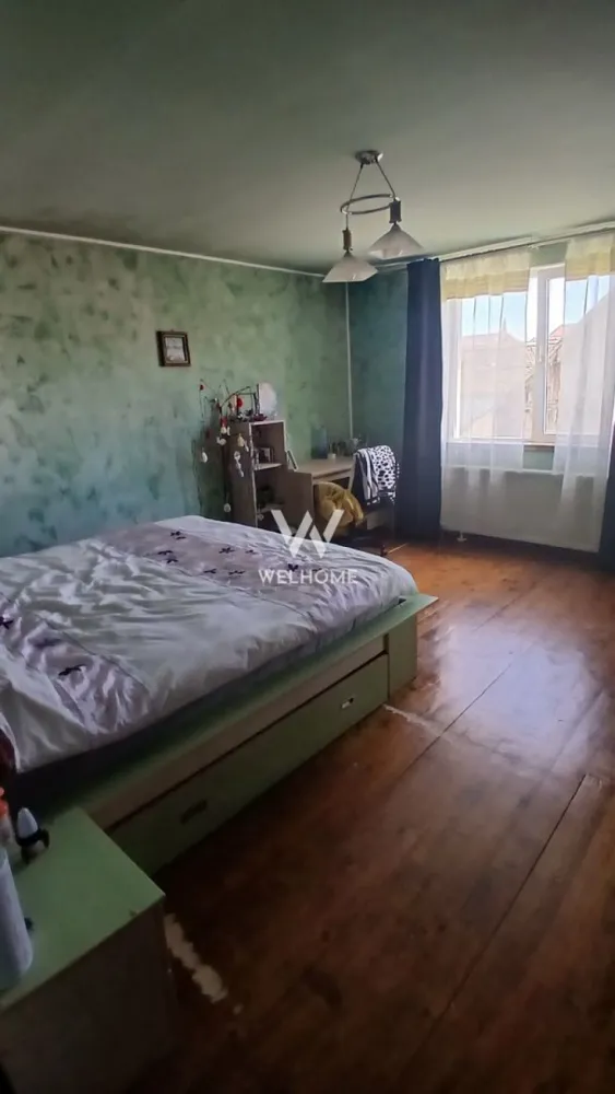 Casă individuală de vânzare în Șura Mare – ideală pentru 2-3 familii - Vă propun spre vânzare o casă spațioasă, situată în Șura Mare, perfectă pentru locuire multifamilială sau investiție.

Imobilul este compartimentat pe parter și etaj, fiecare nivel având acces separat, ceea ce permite locuirea independentă pentru 2 sau chiar 3 familii. În plus, proprietatea dispune de pod mansardabil, cu intrare separată pe scară exterioară – ideal pentru extindere sau amenajare suplimentară.

Caracteristici principale:
 • Suprafață utilă: 240 mp
 • Suprafață teren: 428 mp
 • Acces separat pentru fiecare nivel
 • 2 garaje incluse
 • Casă complet mobilată și utilată
 • Curte proprie, spațioasă

 Compartimentare: Parter - hol, living, bucătărie, debara, baie, dormitor + spațiu de depozitare (pivniță) cu intrare separată;
 Etaj - 3 dormitoare, 2 băi, 1 bucătărie, 2 zone de zi;
 Pod mansardabil;

Proprietatea este ideală atât pentru locuință extinsă de familie, cât și pentru investiție (închiriere pe niveluri sau regim hotelier).

Pentru mai multe detalii sau pentru a programa o vizionare, nu ezitați să mă contactați.
Telefon: 0743030351 - Laura