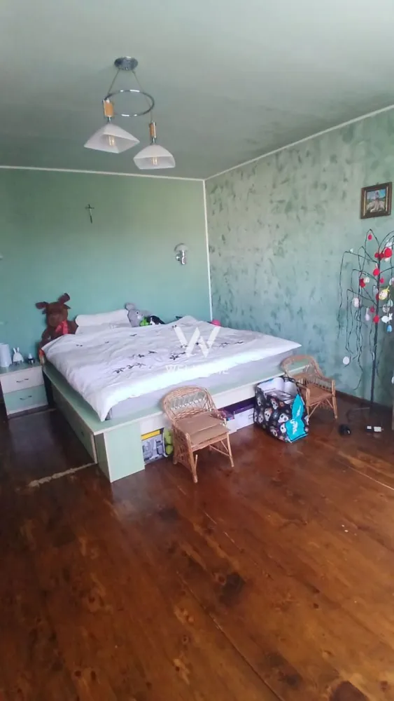 Casă individuală de vânzare în Șura Mare – ideală pentru 2-3 familii - Vă propun spre vânzare o casă spațioasă, situată în Șura Mare, perfectă pentru locuire multifamilială sau investiție.

Imobilul este compartimentat pe parter și etaj, fiecare nivel având acces separat, ceea ce permite locuirea independentă pentru 2 sau chiar 3 familii. În plus, proprietatea dispune de pod mansardabil, cu intrare separată pe scară exterioară – ideal pentru extindere sau amenajare suplimentară.

Caracteristici principale:
 • Suprafață utilă: 240 mp
 • Suprafață teren: 428 mp
 • Acces separat pentru fiecare nivel
 • 2 garaje incluse
 • Casă complet mobilată și utilată
 • Curte proprie, spațioasă

 Compartimentare: Parter - hol, living, bucătărie, debara, baie, dormitor + spațiu de depozitare (pivniță) cu intrare separată;
 Etaj - 3 dormitoare, 2 băi, 1 bucătărie, 2 zone de zi;
 Pod mansardabil;

Proprietatea este ideală atât pentru locuință extinsă de familie, cât și pentru investiție (închiriere pe niveluri sau regim hotelier).

Pentru mai multe detalii sau pentru a programa o vizionare, nu ezitați să mă contactați.
Telefon: 0743030351 - Laura
