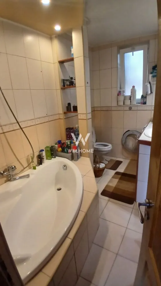 Casă individuală de vânzare în Șura Mare – ideală pentru 2-3 familii - Vă propun spre vânzare o casă spațioasă, situată în Șura Mare, perfectă pentru locuire multifamilială sau investiție.

Imobilul este compartimentat pe parter și etaj, fiecare nivel având acces separat, ceea ce permite locuirea independentă pentru 2 sau chiar 3 familii. În plus, proprietatea dispune de pod mansardabil, cu intrare separată pe scară exterioară – ideal pentru extindere sau amenajare suplimentară.

Caracteristici principale:
 • Suprafață utilă: 240 mp
 • Suprafață teren: 428 mp
 • Acces separat pentru fiecare nivel
 • 2 garaje incluse
 • Casă complet mobilată și utilată
 • Curte proprie, spațioasă

 Compartimentare: Parter - hol, living, bucătărie, debara, baie, dormitor + spațiu de depozitare (pivniță) cu intrare separată;
 Etaj - 3 dormitoare, 2 băi, 1 bucătărie, 2 zone de zi;
 Pod mansardabil;

Proprietatea este ideală atât pentru locuință extinsă de familie, cât și pentru investiție (închiriere pe niveluri sau regim hotelier).

Pentru mai multe detalii sau pentru a programa o vizionare, nu ezitați să mă contactați.
Telefon: 0743030351 - Laura