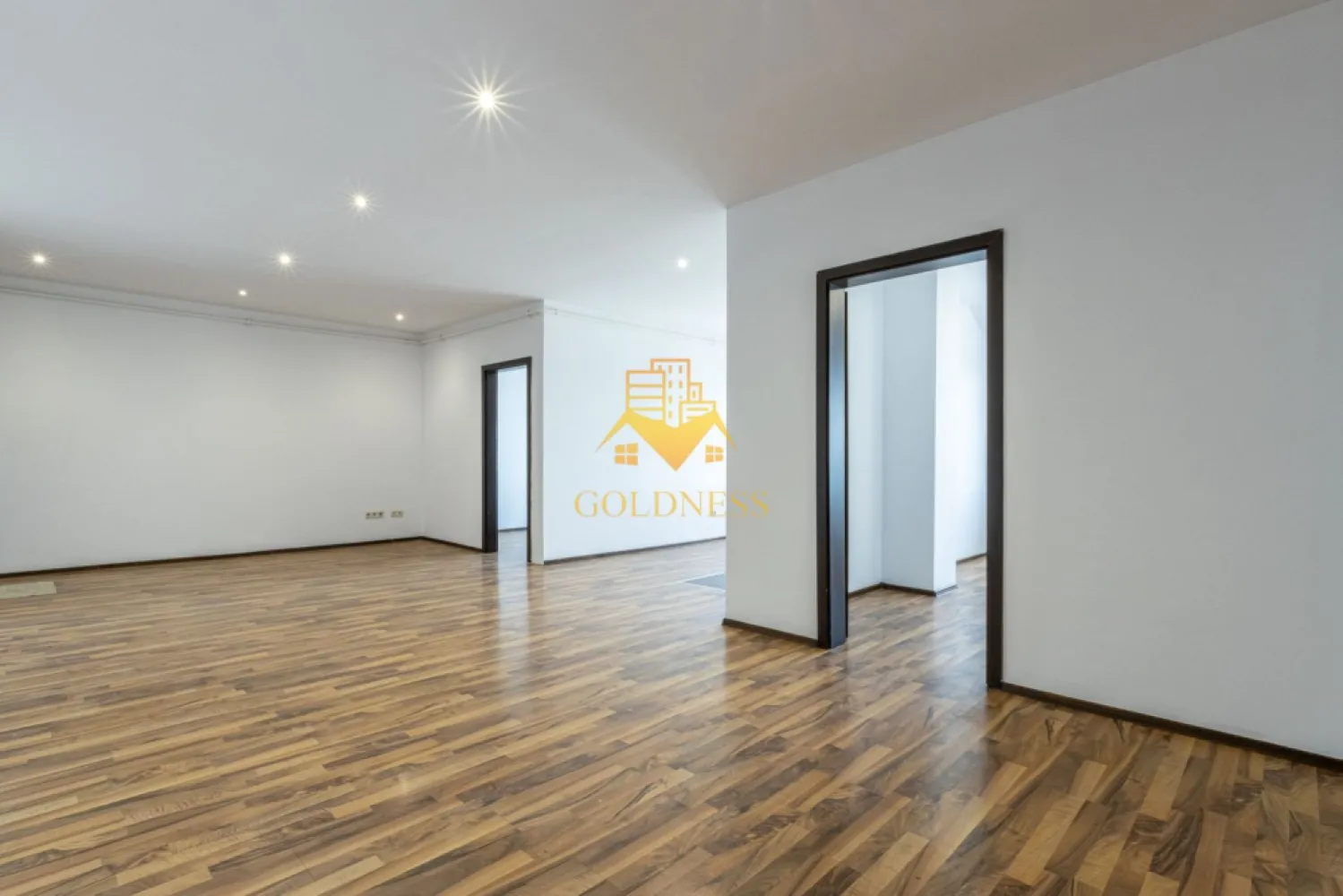 4 camere,modern,bloc nou, Calea Turzii zona Leroy Merlin, OMV, Skoda - Goldness Imobiliare vă oferă spre vânzare un apartament spațios cu 4 camere, situat într-o construcție nouă din cartierul Buna Ziua, în zona Calea Turzii – Hexagon, Leroy Merlin, una dintre cele mai căutate și dinamice zone ale orașului.
Locuința dispune de o suprafață utilă generoasă de 92 mp și este amplasată la ultimul nivel al unui imobil cu regim de înălțime P+5E, construit în anul 2008, izolat termic la exterior. Apartamentul este semidecomandat, oferind un confort sporit și o compartimentare practică, ideală atât pentru familii, cât și pentru cei care își doresc un spațiu aerisit și bine organizat.
Compartimentarea este următoarea:
• living luminos cu bucătărie open-space, perfect pentru zona de zi și socializare
• 3 dormitoare bine proporționate
• o baie modern amenajată
Interiorul este finisat modern, cu materiale de bună calitate, astfel încât viitorii proprietari se pot bucura de un ambient plăcut fără investiții suplimentare. Printre dotări se numără:
• centrală termică proprie
• ferestre termopan
• parchet laminat
• gresie și faianță modernă
• ușă metalică la intrare
Imobilul se află într-o zonă excelentă, cu acces facil către mijloacele de transport în comun, supermarketuri, restaurante, farmacii și alte puncte de interes, ceea ce îl face o alegere ideală pentru cei care își doresc confort urban și mobilitate.
