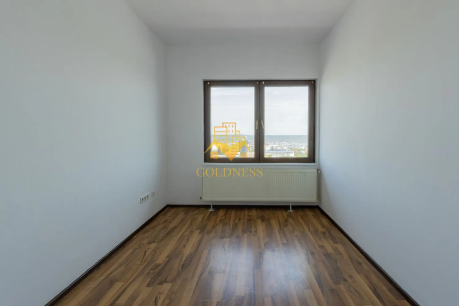 4 camere,modern,bloc nou, Calea Turzii zona Leroy Merlin, OMV, Skoda - Goldness Imobiliare vă oferă spre vânzare un apartament spațios cu 4 camere, situat într-o construcție nouă din cartierul Buna Ziua, în zona Calea Turzii – Hexagon, Leroy Merlin, una dintre cele mai căutate și dinamice zone ale orașului.
Locuința dispune de o suprafață utilă generoasă de 92 mp și este amplasată la ultimul nivel al unui imobil cu regim de înălțime P+5E, construit în anul 2008, izolat termic la exterior. Apartamentul este semidecomandat, oferind un confort sporit și o compartimentare practică, ideală atât pentru familii, cât și pentru cei care își doresc un spațiu aerisit și bine organizat.
Compartimentarea este următoarea:
• living luminos cu bucătărie open-space, perfect pentru zona de zi și socializare
• 3 dormitoare bine proporționate
• o baie modern amenajată
Interiorul este finisat modern, cu materiale de bună calitate, astfel încât viitorii proprietari se pot bucura de un ambient plăcut fără investiții suplimentare. Printre dotări se numără:
• centrală termică proprie
• ferestre termopan
• parchet laminat
• gresie și faianță modernă
• ușă metalică la intrare
Imobilul se află într-o zonă excelentă, cu acces facil către mijloacele de transport în comun, supermarketuri, restaurante, farmacii și alte puncte de interes, ceea ce îl face o alegere ideală pentru cei care își doresc confort urban și mobilitate.