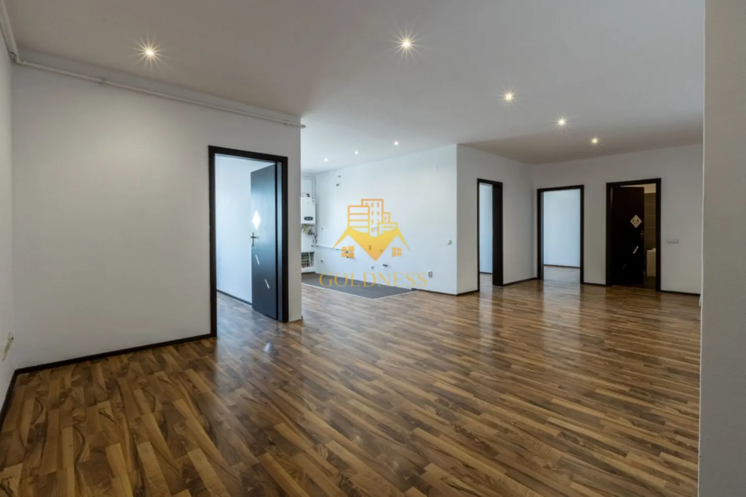 4 camere,modern,bloc nou, Calea Turzii zona Leroy Merlin, OMV, Skoda - Goldness Imobiliare vă oferă spre vânzare un apartament spațios cu 4 camere, situat într-o construcție nouă din cartierul Buna Ziua, în zona Calea Turzii – Hexagon, Leroy Merlin, una dintre cele mai căutate și dinamice zone ale orașului.
Locuința dispune de o suprafață utilă generoasă de 92 mp și este amplasată la ultimul nivel al unui imobil cu regim de înălțime P+5E, construit în anul 2008, izolat termic la exterior. Apartamentul este semidecomandat, oferind un confort sporit și o compartimentare practică, ideală atât pentru familii, cât și pentru cei care își doresc un spațiu aerisit și bine organizat.
Compartimentarea este următoarea:
• living luminos cu bucătărie open-space, perfect pentru zona de zi și socializare
• 3 dormitoare bine proporționate
• o baie modern amenajată
Interiorul este finisat modern, cu materiale de bună calitate, astfel încât viitorii proprietari se pot bucura de un ambient plăcut fără investiții suplimentare. Printre dotări se numără:
• centrală termică proprie
• ferestre termopan
• parchet laminat
• gresie și faianță modernă
• ușă metalică la intrare
Imobilul se află într-o zonă excelentă, cu acces facil către mijloacele de transport în comun, supermarketuri, restaurante, farmacii și alte puncte de interes, ceea ce îl face o alegere ideală pentru cei care își doresc confort urban și mobilitate.