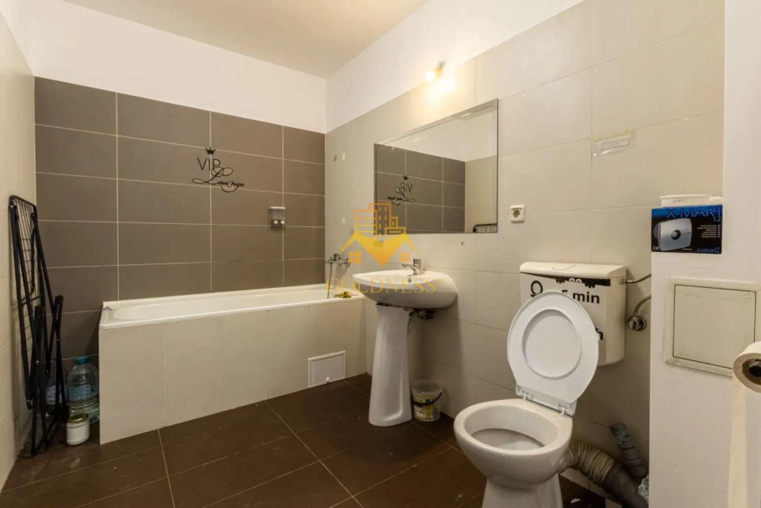 4 camere,modern,bloc nou, Calea Turzii zona Leroy Merlin, OMV, Skoda - Goldness Imobiliare vă oferă spre vânzare un apartament spațios cu 4 camere, situat într-o construcție nouă din cartierul Buna Ziua, în zona Calea Turzii – Hexagon, Leroy Merlin, una dintre cele mai căutate și dinamice zone ale orașului.
Locuința dispune de o suprafață utilă generoasă de 92 mp și este amplasată la ultimul nivel al unui imobil cu regim de înălțime P+5E, construit în anul 2008, izolat termic la exterior. Apartamentul este semidecomandat, oferind un confort sporit și o compartimentare practică, ideală atât pentru familii, cât și pentru cei care își doresc un spațiu aerisit și bine organizat.
Compartimentarea este următoarea:
• living luminos cu bucătărie open-space, perfect pentru zona de zi și socializare
• 3 dormitoare bine proporționate
• o baie modern amenajată
Interiorul este finisat modern, cu materiale de bună calitate, astfel încât viitorii proprietari se pot bucura de un ambient plăcut fără investiții suplimentare. Printre dotări se numără:
• centrală termică proprie
• ferestre termopan
• parchet laminat
• gresie și faianță modernă
• ușă metalică la intrare
Imobilul se află într-o zonă excelentă, cu acces facil către mijloacele de transport în comun, supermarketuri, restaurante, farmacii și alte puncte de interes, ceea ce îl face o alegere ideală pentru cei care își doresc confort urban și mobilitate.