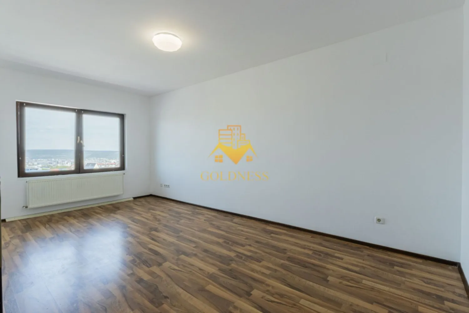 4 camere,modern,bloc nou, Calea Turzii zona Leroy Merlin, OMV, Skoda - Goldness Imobiliare vă oferă spre vânzare un apartament spațios cu 4 camere, situat într-o construcție nouă din cartierul Buna Ziua, în zona Calea Turzii – Hexagon, Leroy Merlin, una dintre cele mai căutate și dinamice zone ale orașului.
Locuința dispune de o suprafață utilă generoasă de 92 mp și este amplasată la ultimul nivel al unui imobil cu regim de înălțime P+5E, construit în anul 2008, izolat termic la exterior. Apartamentul este semidecomandat, oferind un confort sporit și o compartimentare practică, ideală atât pentru familii, cât și pentru cei care își doresc un spațiu aerisit și bine organizat.
Compartimentarea este următoarea:
• living luminos cu bucătărie open-space, perfect pentru zona de zi și socializare
• 3 dormitoare bine proporționate
• o baie modern amenajată
Interiorul este finisat modern, cu materiale de bună calitate, astfel încât viitorii proprietari se pot bucura de un ambient plăcut fără investiții suplimentare. Printre dotări se numără:
• centrală termică proprie
• ferestre termopan
• parchet laminat
• gresie și faianță modernă
• ușă metalică la intrare
Imobilul se află într-o zonă excelentă, cu acces facil către mijloacele de transport în comun, supermarketuri, restaurante, farmacii și alte puncte de interes, ceea ce îl face o alegere ideală pentru cei care își doresc confort urban și mobilitate.