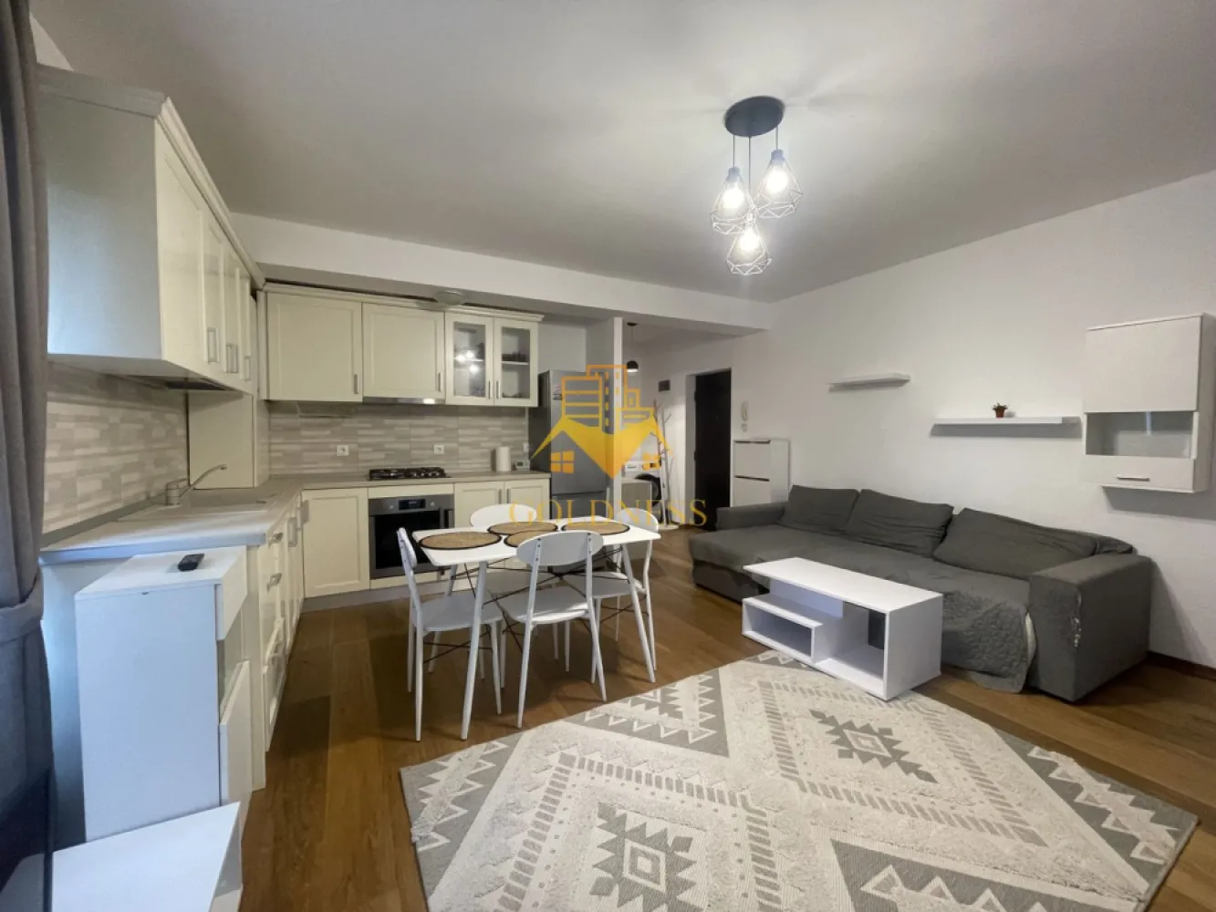 2 camere openspace,modern, curte, Manastur, Campului, Kaufland,USAMV - GOLDNESS Imobiliare vă propune spre închiriere un apartament cu 2 camere complet mobilat și utilat, la parter într-un imobil de etaje 4, în Zona Mânastur .
Proprietatea dispune de curte!
Posibilitatea de a parca în Zona. 
Se află în apropierea stațiilor de transport în comun, magazine, restaurante, spații verzi, farmacii, etc. 

Apartamentul este compartimentat astfel:
- dormitor cu pat matrimonial, dressing, noptiere. 
- living cu canapea extensibilă, comodă TV.
- bucatarie complet utilată și mobilată, loc de servit masa.
- baie cu cadă, calorifer port prosop și dulap pentru depozitare.

Imobilul este dotat cu toate cele necesare- centrală proprie, frigider, aragaz, hotă, mașină de spălat haine, etc. 

Dacă sunteți interesați de acest apartament și doriți să îl vizionați, dar și pentru alte oferte nu ezitați să ne contactați telefonic sau prin e-mail. Vă stăm la dispoziție!
Pentru intermediere se percepe un comision de 50% din prețul chiriei!