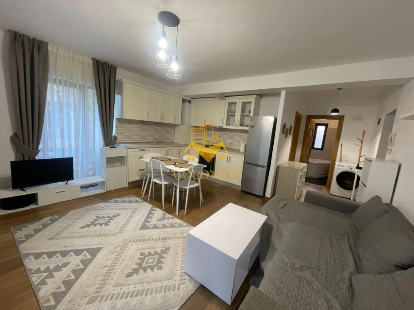 2 camere openspace,modern, curte, Manastur, Campului, Kaufland,USAMV - GOLDNESS Imobiliare vă propune spre închiriere un apartament cu 2 camere complet mobilat și utilat, la parter într-un imobil de etaje 4, în Zona Mânastur .
Proprietatea dispune de curte!
Posibilitatea de a parca în Zona. 
Se află în apropierea stațiilor de transport în comun, magazine, restaurante, spații verzi, farmacii, etc. 

Apartamentul este compartimentat astfel:
- dormitor cu pat matrimonial, dressing, noptiere. 
- living cu canapea extensibilă, comodă TV.
- bucatarie complet utilată și mobilată, loc de servit masa.
- baie cu cadă, calorifer port prosop și dulap pentru depozitare.

Imobilul este dotat cu toate cele necesare- centrală proprie, frigider, aragaz, hotă, mașină de spălat haine, etc. 

Dacă sunteți interesați de acest apartament și doriți să îl vizionați, dar și pentru alte oferte nu ezitați să ne contactați telefonic sau prin e-mail. Vă stăm la dispoziție!
Pentru intermediere se percepe un comision de 50% din prețul chiriei!