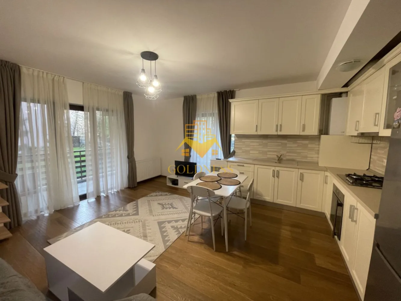 2 camere openspace,modern, curte, Manastur, Campului, Kaufland,USAMV - GOLDNESS Imobiliare vă propune spre închiriere un apartament cu 2 camere complet mobilat și utilat, la parter într-un imobil de etaje 4, în Zona Mânastur .
Proprietatea dispune de curte!
Posibilitatea de a parca în Zona. 
Se află în apropierea stațiilor de transport în comun, magazine, restaurante, spații verzi, farmacii, etc. 

Apartamentul este compartimentat astfel:
- dormitor cu pat matrimonial, dressing, noptiere. 
- living cu canapea extensibilă, comodă TV.
- bucatarie complet utilată și mobilată, loc de servit masa.
- baie cu cadă, calorifer port prosop și dulap pentru depozitare.

Imobilul este dotat cu toate cele necesare- centrală proprie, frigider, aragaz, hotă, mașină de spălat haine, etc. 

Dacă sunteți interesați de acest apartament și doriți să îl vizionați, dar și pentru alte oferte nu ezitați să ne contactați telefonic sau prin e-mail. Vă stăm la dispoziție!
Pentru intermediere se percepe un comision de 50% din prețul chiriei!