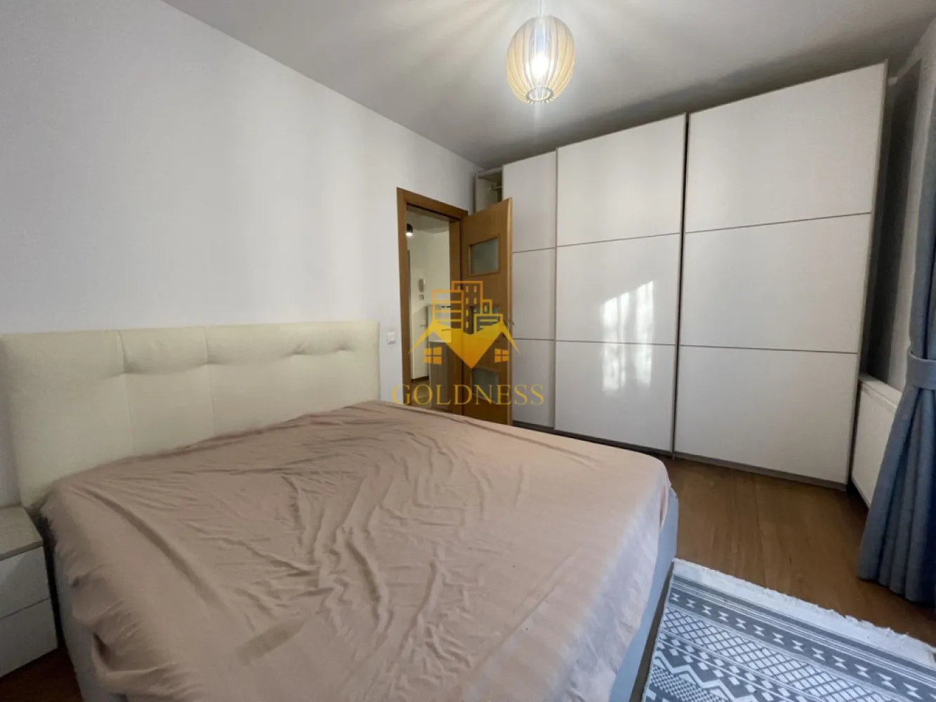 2 camere openspace,modern, curte, Manastur, Campului, Kaufland,USAMV - GOLDNESS Imobiliare vă propune spre închiriere un apartament cu 2 camere complet mobilat și utilat, la parter într-un imobil de etaje 4, în Zona Mânastur .
Proprietatea dispune de curte!
Posibilitatea de a parca în Zona. 
Se află în apropierea stațiilor de transport în comun, magazine, restaurante, spații verzi, farmacii, etc. 

Apartamentul este compartimentat astfel:
- dormitor cu pat matrimonial, dressing, noptiere. 
- living cu canapea extensibilă, comodă TV.
- bucatarie complet utilată și mobilată, loc de servit masa.
- baie cu cadă, calorifer port prosop și dulap pentru depozitare.

Imobilul este dotat cu toate cele necesare- centrală proprie, frigider, aragaz, hotă, mașină de spălat haine, etc. 

Dacă sunteți interesați de acest apartament și doriți să îl vizionați, dar și pentru alte oferte nu ezitați să ne contactați telefonic sau prin e-mail. Vă stăm la dispoziție!
Pentru intermediere se percepe un comision de 50% din prețul chiriei!