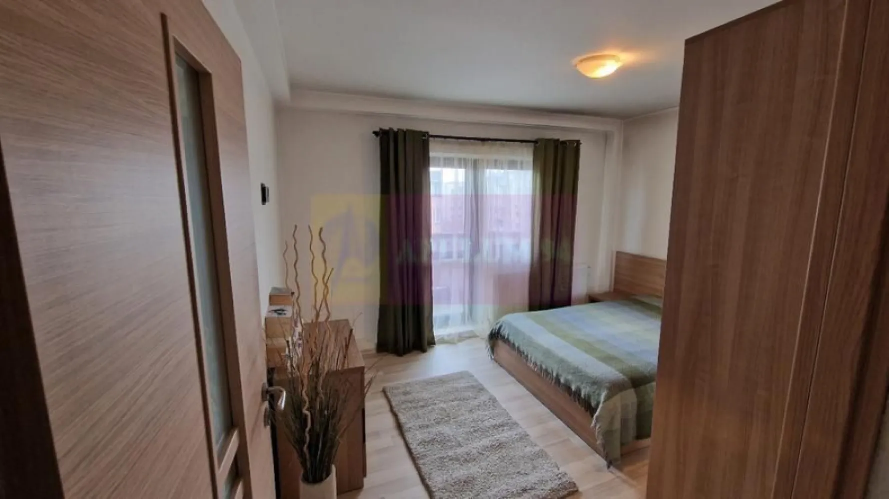 Vand apartament 3 camere zona 13 Septembrie - Sebastian (Prosper Mall) - Compania imobiliara Apulum 94 va propune un apartament de 3 camere situat in zona 13 Septembrie – Sebastian, in imediata vecinatate a Prosper Mall.
Apartamentul este decomandat, are o suprafata totala de 76.61 mp (inclusiv balconul), etajul 8, anul constructiei imobilului este 1986.
Suprafete foarte generoase: living 20 mp, dormitoare 14.1 si respectiv 11.8 mp. Beneficiaza de doua grupuri sanitare si un balcon (dormitorul mare).
Holul principal tip “H”, zidul despartitor cu bucataria din BCA, permite reconfigurare, pt. camera de zi/dinning spatioasa, 20 mp. Pozitionare sud-est & sud-vest.
In proximitate Prosper Mall (Mega Image + piata Kaufland si Lidl etc. De asemenea Parcul Sebastian.
Accesul la transportul in comun este la o distanta de, 300m .In imediata apropiere Liceu matematica-informatica. Parcare auto accesibila, inclusiv posibilate de inchiriere loc parcare primarie.
Apartamentul beneficiaza de ferestre PVC cu geam termopan (QFort). Centrala termica pe gaz (Ariston - varful de gama - Alteas One), calorifere metal (partial Ferolli). Aer conditionat (Samsung inverter – 12k BTU). Se vinde nemobilat.
Amenajarile interioare (gresie, faianta, parchet laminat, lavabila) necesita renovare partiala pentru detalii :0733683446- Laura Ionescu