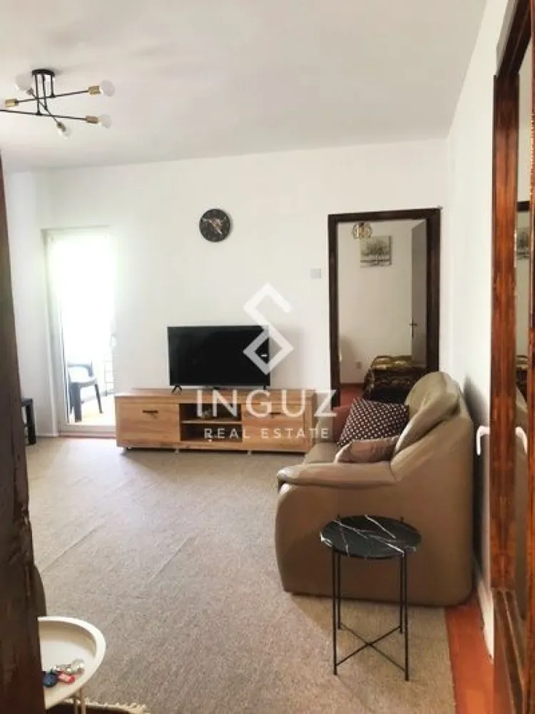 Apartament 2 camere de închiriat – Colentina / Pantelimon | Prima înch - Apartament 2 camere de închiriat – Colentina / Pantelimon | Prima închiriere

Se oferă spre închiriere un apartament de 2 camere, situat în Sector 2, zona Colentina – Pantelimon, în apropiere de Mega Mall.

Apartamentul are o suprafață de 50 mp, este amplasat la etajul 1 într-un imobil construit în 2002 și se află la prima închiriere, fiind foarte curat și proaspăt zugrăvit.

Detalii proprietate:

2 camere
Suprafață: 50 mp
Etaj: 1
Compartimentare semidecomandată
Centrală de scară (nu RADET)
Zonă liniștită

Dotări:

Mobilier nou
Pat matrimonial
2 canapele (una extensibilă)
Aragaz + hotă
Mașină de spălat
Frigider cu congelator
Aspirator

Condiții:

Persoane nefumătoare
Se solicită seriozitate și păstrarea curățeniei

Disponibil imediat