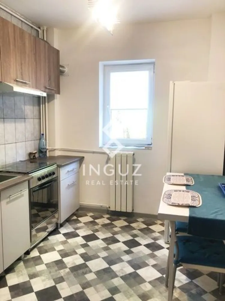 Apartament 2 camere de închiriat – Colentina / Pantelimon | Prima înch - Apartament 2 camere de închiriat – Colentina / Pantelimon | Prima închiriere

Se oferă spre închiriere un apartament de 2 camere, situat în Sector 2, zona Colentina – Pantelimon, în apropiere de Mega Mall.

Apartamentul are o suprafață de 50 mp, este amplasat la etajul 1 într-un imobil construit în 2002 și se află la prima închiriere, fiind foarte curat și proaspăt zugrăvit.

Detalii proprietate:

2 camere
Suprafață: 50 mp
Etaj: 1
Compartimentare semidecomandată
Centrală de scară (nu RADET)
Zonă liniștită

Dotări:

Mobilier nou
Pat matrimonial
2 canapele (una extensibilă)
Aragaz + hotă
Mașină de spălat
Frigider cu congelator
Aspirator

Condiții:

Persoane nefumătoare
Se solicită seriozitate și păstrarea curățeniei

Disponibil imediat