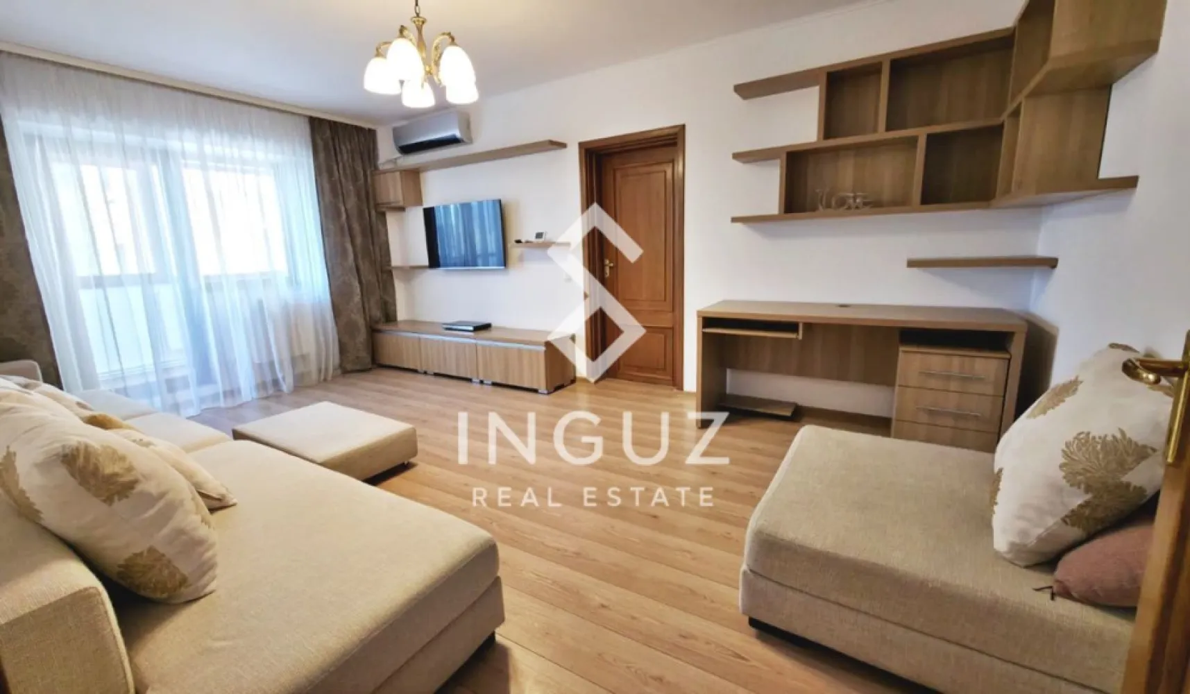 Apartament 4 camere | 100 mp | Vedere parc | Prima închiriere după ren - Apartament 4 camere | 100 mp | Vedere parc | Prima închiriere după renovare

București – Sector 4, Calea Văcărești

Chirie: 1200 €/lună
Garanție: 1200 €
Disponibil: 01.05.2026

Detalii proprietate:

Suprafață utilă: 100 mp
Compartimentare: 4 camere
Etaj: 4 / 8
Încălzire: Centrală proprie pe gaz
Stare: Complet renovat – prima închiriere
Bucătărie: Separată

Dotări și avantaje:

2 băi:
Cadă cu hidromasaj
Duș walk-in (nou)
Aer condiționat (living și dormitor matrimonial)
Smart TV
Mobilat modern și complet utilat
Balcon mare închis cu vedere spre parc
Dressing generos + debara
3 spații de depozitare (boxe: etaj și subsol)

Facilități imobil:

Lift nou
Supraveghere video
Interfon
Scară curată
Vecini liniștiți

Localizare:

Vedere directă către Parcul Lumea Copiilor
Acces rapid la metrou și transport public
Aproape de Sun Plaza și Timpuri Noi

Mențiuni:

Nu există loc de parcare
Nu dispune de mașină de spălat vase