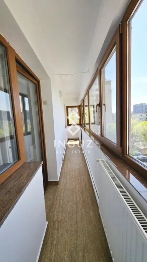 Apartament 4 camere | 100 mp | Vedere parc | Prima închiriere după ren - Apartament 4 camere | 100 mp | Vedere parc | Prima închiriere după renovare

București – Sector 4, Calea Văcărești

Chirie: 1200 €/lună
Garanție: 1200 €
Disponibil: 01.05.2026

Detalii proprietate:

Suprafață utilă: 100 mp
Compartimentare: 4 camere
Etaj: 4 / 8
Încălzire: Centrală proprie pe gaz
Stare: Complet renovat – prima închiriere
Bucătărie: Separată

Dotări și avantaje:

2 băi:
Cadă cu hidromasaj
Duș walk-in (nou)
Aer condiționat (living și dormitor matrimonial)
Smart TV
Mobilat modern și complet utilat
Balcon mare închis cu vedere spre parc
Dressing generos + debara
3 spații de depozitare (boxe: etaj și subsol)

Facilități imobil:

Lift nou
Supraveghere video
Interfon
Scară curată
Vecini liniștiți

Localizare:

Vedere directă către Parcul Lumea Copiilor
Acces rapid la metrou și transport public
Aproape de Sun Plaza și Timpuri Noi

Mențiuni:

Nu există loc de parcare
Nu dispune de mașină de spălat vase