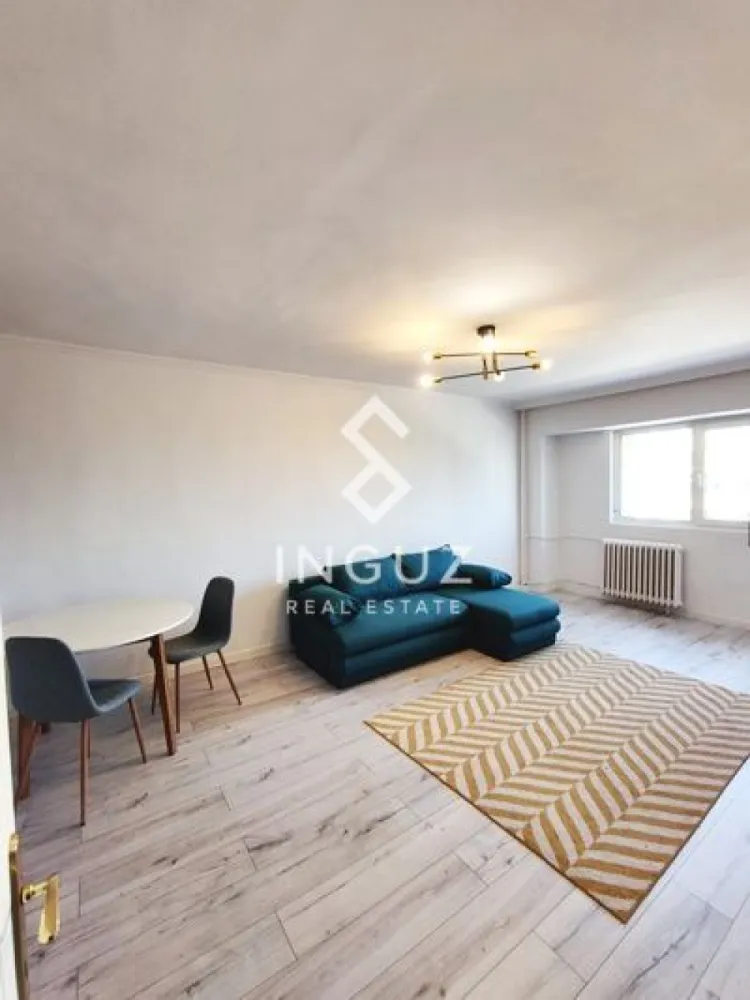 Apartament 3 camere de închiriat – Piața Victoriei | Metrou | Premium - Apartament 3 camere de închiriat – Piața Victoriei | Metrou | Premium Location

Inguz Real Estate vă oferă spre închiriere un apartament spațios cu 3 camere, situat într-una dintre cele mai căutate zone din București – Piața Victoriei, la doar câțiva pași de metrou (Iancu de Hunedoara nr. 4).

Apartamentul este proaspăt renovat, decomandat, luminos și ideal atât pentru rezidență, cât și pentru un stil de viață urban premium.

Detalii proprietate:

3 camere decomandate
Suprafață utilă: 77 mp
Etaj: 5
2 băi (cadă + baie de serviciu)
2 balcoane (vedere spre Guvern + balcon închis)

Dotări:

2 dormitoare mobilate (pat + șifonier)
Living spațios cu canapea extensibilă nouă
Aer condiționat
Mașină de spălat
Frigider
Cuptor cu microunde
Mașină de spălat vase

Condiții de închiriere:

1 lună chirie + 1 lună garanție
Disponibil imediat

Preț: 850 € / lună