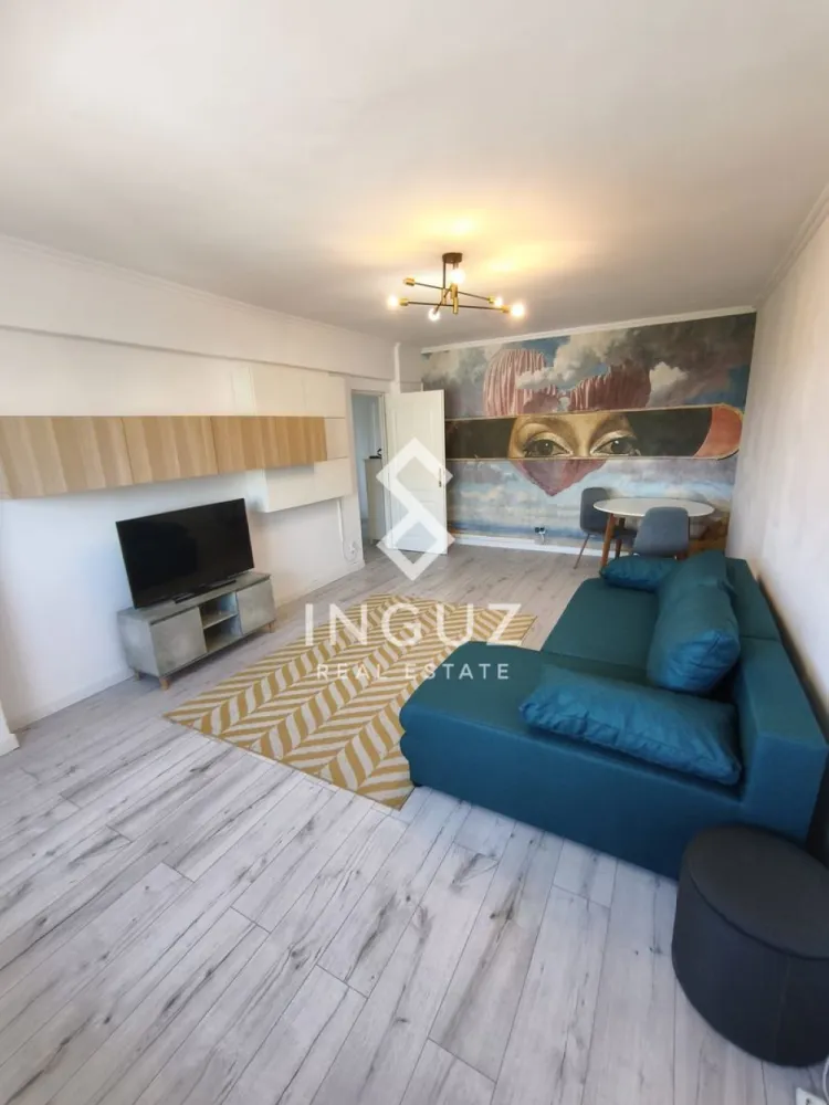 Apartament 3 camere de închiriat – Piața Victoriei | Metrou | Premium - Apartament 3 camere de închiriat – Piața Victoriei | Metrou | Premium Location

Inguz Real Estate vă oferă spre închiriere un apartament spațios cu 3 camere, situat într-una dintre cele mai căutate zone din București – Piața Victoriei, la doar câțiva pași de metrou (Iancu de Hunedoara nr. 4).

Apartamentul este proaspăt renovat, decomandat, luminos și ideal atât pentru rezidență, cât și pentru un stil de viață urban premium.

Detalii proprietate:

3 camere decomandate
Suprafață utilă: 77 mp
Etaj: 5
2 băi (cadă + baie de serviciu)
2 balcoane (vedere spre Guvern + balcon închis)

Dotări:

2 dormitoare mobilate (pat + șifonier)
Living spațios cu canapea extensibilă nouă
Aer condiționat
Mașină de spălat
Frigider
Cuptor cu microunde
Mașină de spălat vase

Condiții de închiriere:

1 lună chirie + 1 lună garanție
Disponibil imediat

Preț: 850 € / lună