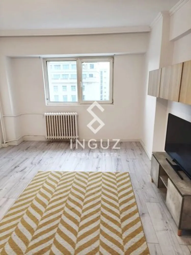 Apartament 3 camere de închiriat – Piața Victoriei | Metrou | Premium - Apartament 3 camere de închiriat – Piața Victoriei | Metrou | Premium Location

Inguz Real Estate vă oferă spre închiriere un apartament spațios cu 3 camere, situat într-una dintre cele mai căutate zone din București – Piața Victoriei, la doar câțiva pași de metrou (Iancu de Hunedoara nr. 4).

Apartamentul este proaspăt renovat, decomandat, luminos și ideal atât pentru rezidență, cât și pentru un stil de viață urban premium.

Detalii proprietate:

3 camere decomandate
Suprafață utilă: 77 mp
Etaj: 5
2 băi (cadă + baie de serviciu)
2 balcoane (vedere spre Guvern + balcon închis)

Dotări:

2 dormitoare mobilate (pat + șifonier)
Living spațios cu canapea extensibilă nouă
Aer condiționat
Mașină de spălat
Frigider
Cuptor cu microunde
Mașină de spălat vase

Condiții de închiriere:

1 lună chirie + 1 lună garanție
Disponibil imediat

Preț: 850 € / lună
