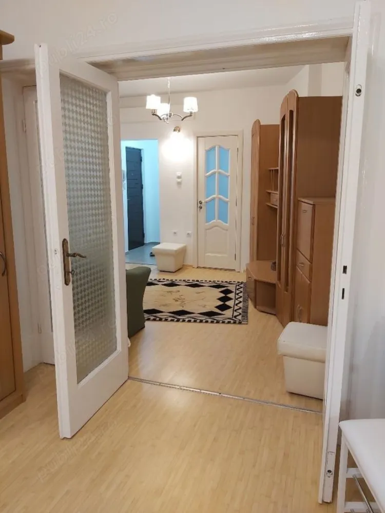 Inchiriere apartament Universitate, Iancului, Pache Protopopescu - Proprietar, ofer spre inchiriere un apartament cu 2 camere, etaj 2 3, in zona centrala, pe bulevardul Pache Protopopescu, un cartier boem, sigur si linistit din centrul Capitalei, aproape de cafenele si restaurante elegante, de traditie, cu acces facil catre Universitate. 
Apartamentul este reamenajat si este situat langa Parohia Iancu Vechi, la 350m de metroul Piata Iancului, foarte aproape de Parcul National. Designul interior deosebit pastreaza atmosfera interbelica, fiind totodata original si functional, cu amenajari moderne care sporesc confortul locuintei. Baia dispune de dus walk-in cu perete din sticla securizata cromata Beloya, geam de aerisire, baterie Grohe de dus si baterie de lavoar cu functie de bideu. Bucataria este nou amenajata, cu mobila din MDF beige, cu aspect modern dar si pe deplin functional, cu vesela la dispozitie. Biroul dispune de biblioteca cu carti de profil medicina si beletristica, la dispozitia persoanei care va locui in acest apartament. Dormitorul are un pat matrimonial iar biroul o canapea neextensibila.
Cele 2 camere cu suprafata utila de 55 mp sunt complet mobilate si ofera toate functionalitatile necesare: centrala termica, frigider, aragaz, hota, masina de spalat, TV smart, aspirator, fier si masa de calcat, uscator de rufe. 
Apartamentul dispune de living (hol), dormitor mare, birou, baie, bucatarie si balcon cu dispunere spre spate, catre o zona linistita. Se gaseste cu usurinta loc de parcare in proximitate.
Se ofera spre inchiriere mobilat utilat, asa cum apare in poze. Pretul de inchiriere este de 550 Euro luna nediscutabil cu contract doar pe termen lung. Numarul maxim de ocupanti este 2.
Nu se accepta animale de companie si fumatul nu este permis in apartament!
Nu acord comision de intermediere.