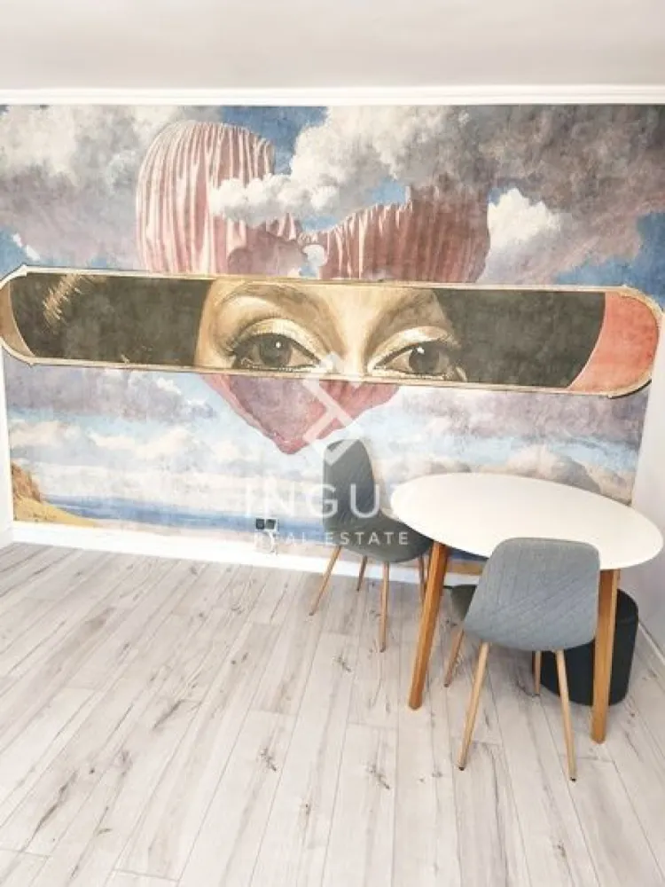 Apartament 3 camere de închiriat – Piața Victoriei | Metrou | Premium - Apartament 3 camere de închiriat – Piața Victoriei | Metrou | Premium Location

Inguz Real Estate vă oferă spre închiriere un apartament spațios cu 3 camere, situat într-una dintre cele mai căutate zone din București – Piața Victoriei, la doar câțiva pași de metrou (Iancu de Hunedoara nr. 4).

Apartamentul este proaspăt renovat, decomandat, luminos și ideal atât pentru rezidență, cât și pentru un stil de viață urban premium.

Detalii proprietate:

3 camere decomandate
Suprafață utilă: 77 mp
Etaj: 5
2 băi (cadă + baie de serviciu)
2 balcoane (vedere spre Guvern + balcon închis)

Dotări:

2 dormitoare mobilate (pat + șifonier)
Living spațios cu canapea extensibilă nouă
Aer condiționat
Mașină de spălat
Frigider
Cuptor cu microunde
Mașină de spălat vase

Condiții de închiriere:

1 lună chirie + 1 lună garanție
Disponibil imediat

Preț: 850 € / lună