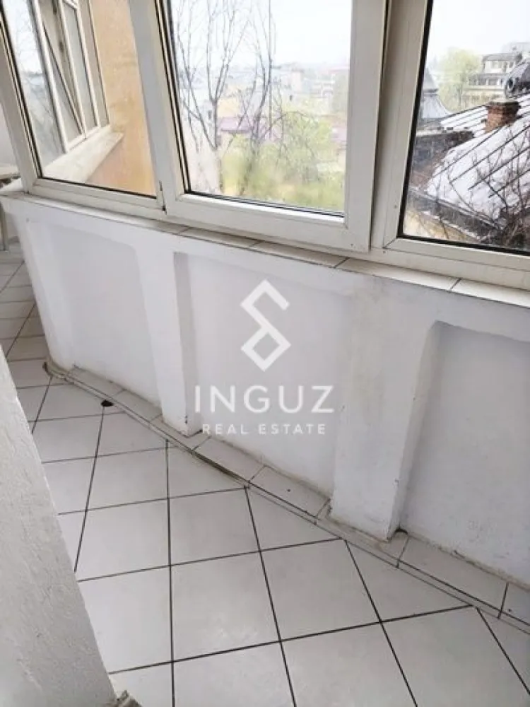 Apartament 3 camere de închiriat – Piața Victoriei | Metrou | Premium - Apartament 3 camere de închiriat – Piața Victoriei | Metrou | Premium Location

Inguz Real Estate vă oferă spre închiriere un apartament spațios cu 3 camere, situat într-una dintre cele mai căutate zone din București – Piața Victoriei, la doar câțiva pași de metrou (Iancu de Hunedoara nr. 4).

Apartamentul este proaspăt renovat, decomandat, luminos și ideal atât pentru rezidență, cât și pentru un stil de viață urban premium.

Detalii proprietate:

3 camere decomandate
Suprafață utilă: 77 mp
Etaj: 5
2 băi (cadă + baie de serviciu)
2 balcoane (vedere spre Guvern + balcon închis)

Dotări:

2 dormitoare mobilate (pat + șifonier)
Living spațios cu canapea extensibilă nouă
Aer condiționat
Mașină de spălat
Frigider
Cuptor cu microunde
Mașină de spălat vase

Condiții de închiriere:

1 lună chirie + 1 lună garanție
Disponibil imediat

Preț: 850 € / lună