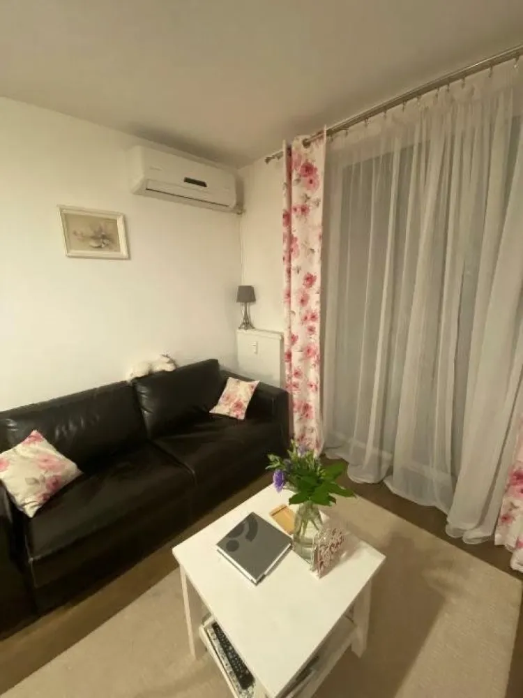 Ag BRASADAS închiriază apt. 2 cam Et 3/4 in Piata Victoriei. - Apartamentul este complet mobilat, foarte cochet, situat intr o zona linistita, departe de zgomotul orasului. Este complet utilat avand aer condiționat, Smart TV, mașină de spălat rufe,balcon închis si cămară/dressing .Bucătăria este închisă dotată cu cuptor electric și plită pe gaz, hotă, combină frigorifică.Etaj 3 din 4. 
Faceti 3 minute pe jos de la Metrou Victoriei.