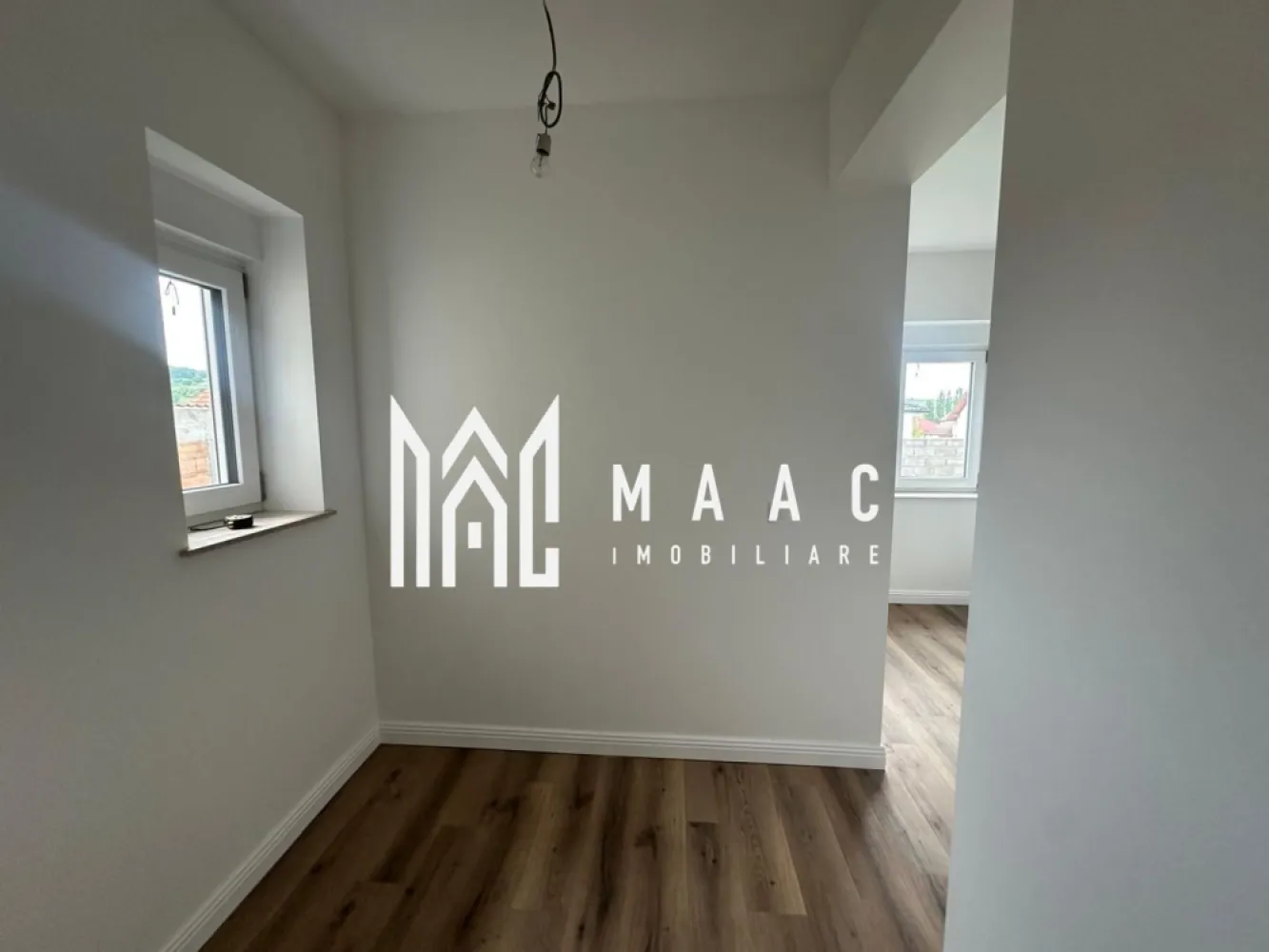 Casa moderna | 5 Camere | 245 MPU | Cisnadie - MAAC Imobiliare va propune spre vanzare:
Casă modernă în Cisnădie – predare la cheie, teren 630 mp, acces din două străzi

Vă prezentăm o locuință modernă și spațioasă, situată într-o zonă liniștită din Cisnădie, ideală pentru o familie care își dorește confort, intimitate și acces rapid către Sibiu.

Proprietatea beneficiază de acces din două străzi, oferind un plus de accesibilitate și confort, iar terenul generos de 630 mp oferă suficient spațiu pentru relaxare, amenajare grădină sau zonă de recreere.

Casa are o suprafață utilă totală de aproximativ 247 mp și este compartimentată eficient, cu:

* living generos și luminos
* bucătărie separată
* camara
* camera centrala
* 4 camere
* dressing
* 3 băi
* spații de depozitare
* garaj integrat
* terasă spațioasă

Locuința se predă complet la cheie, cu finisaje moderne, instalații complete și materiale de calitate, fiind pregătită pentru mutare imediată.

Avantaje:
✔ predare la cheie
✔ teren 630 mp
✔ acces din două străzi
✔ zonă liniștită
✔ compartimentare practică
✔ garaj integrat
✔ acces rapid către Sibiu

O proprietate ideală pentru cei care caută o casă modernă, spațioasă și bine poziționată într-o zonă în plină dezvoltare.

Contact MAAC Imobiliare: Sună acum pentru mai multe detalii sau pentru a programa o vizionare specificati : CP2335946